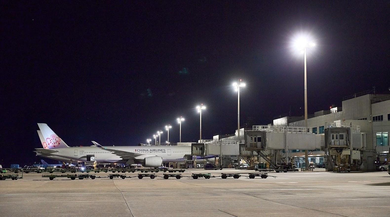 桃園機場110年「第一、二航廈照明及設備改善工程」全面汰換航廈現有2萬餘盞燈,並換成全新的LED,預計每年可節省1,163萬元的電費!