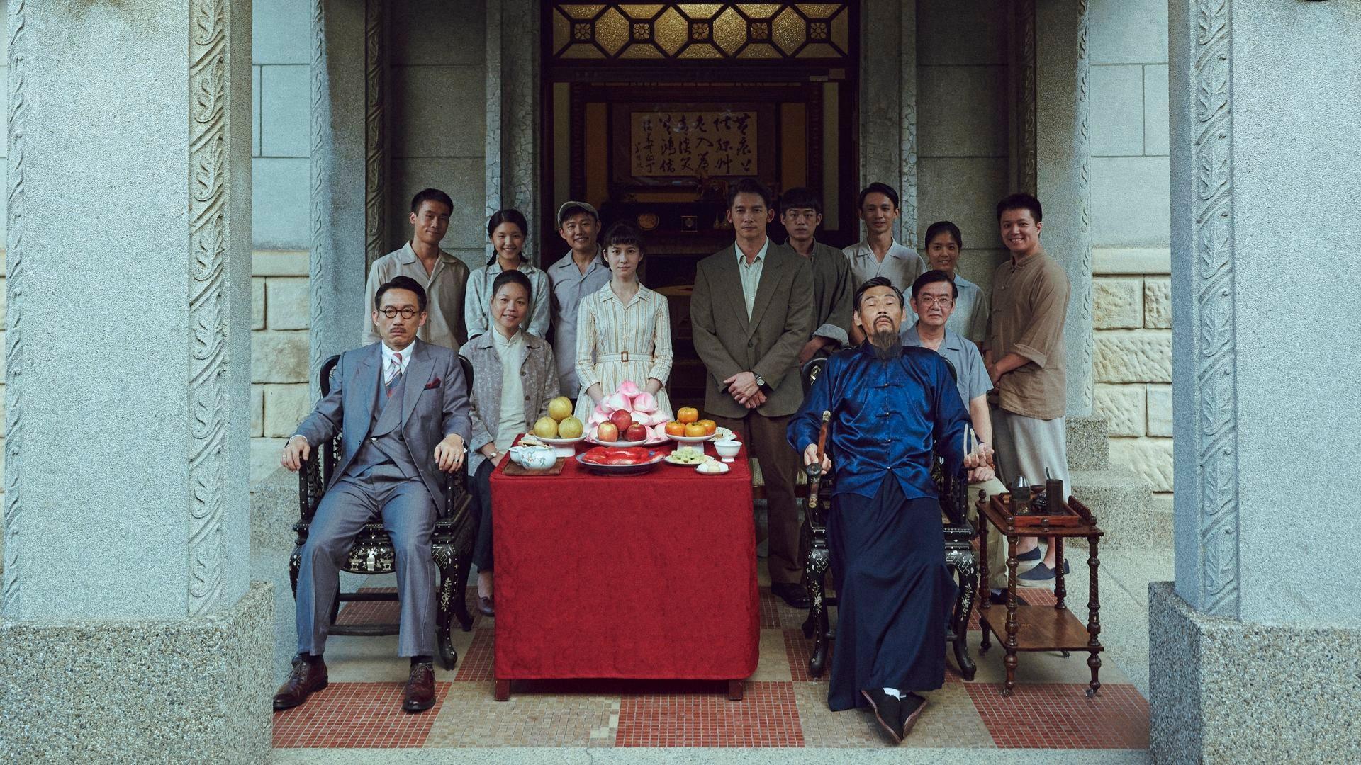 《茶金》由溫昇豪(第二排右二)、連俞涵(第二排左二)和郭子乾(第一排左一)等人主演,播出後本受到不少好評,不料因歷史劇情引發爭議。(翻攝自「茶金 Gold Leaf 公視戲劇」臉書)