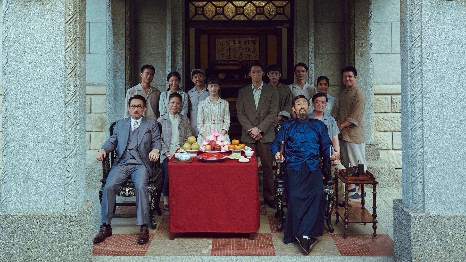 《茶金》由溫昇豪（第二排右二）、連俞涵（第二排左二）和郭子乾（第一排左一）等人主演，播出後本受到不少好評，不料因歷史劇情引發爭議。（翻攝自「茶金 Gold Leaf 公視戲劇」臉書）
