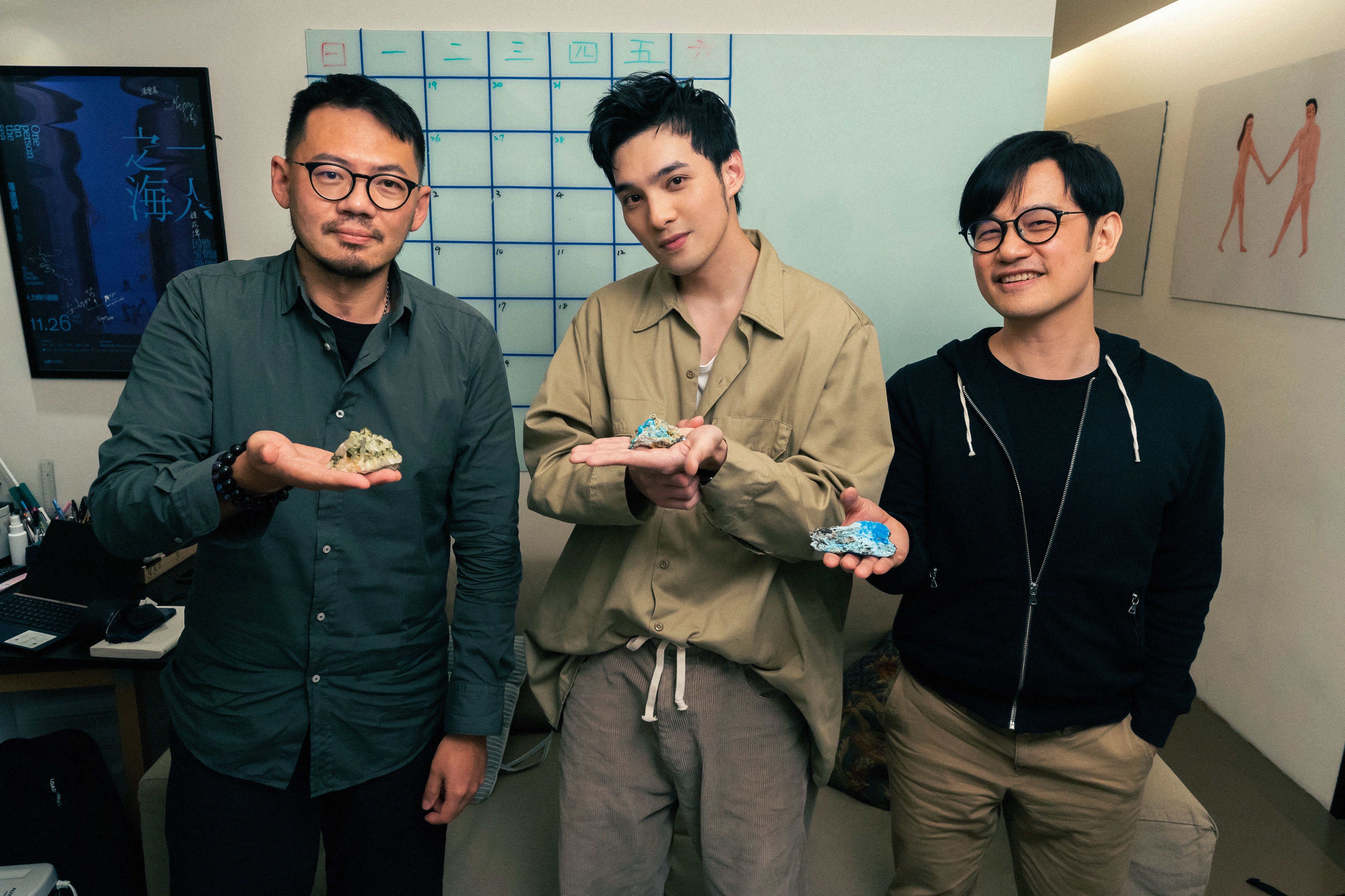 黃偉晉（中）送上象徵山與海的晶礦分別送給葛大為（左）、陳建騏（右）2位老師。（愛貝克思提供）