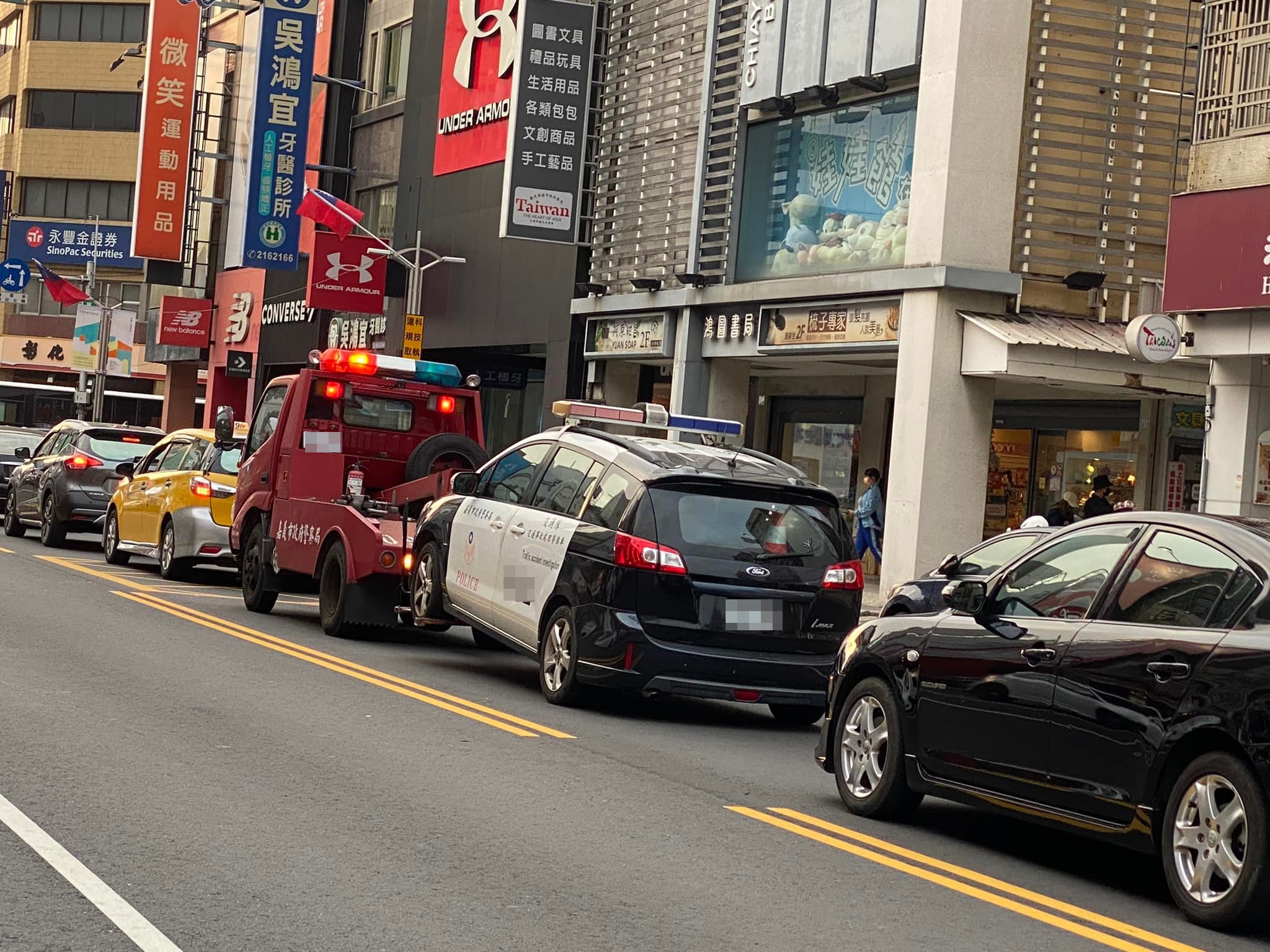 有網友街頭直擊警車被「自家人」拖吊。(翻攝臉書「嘉義綠豆大小事」)