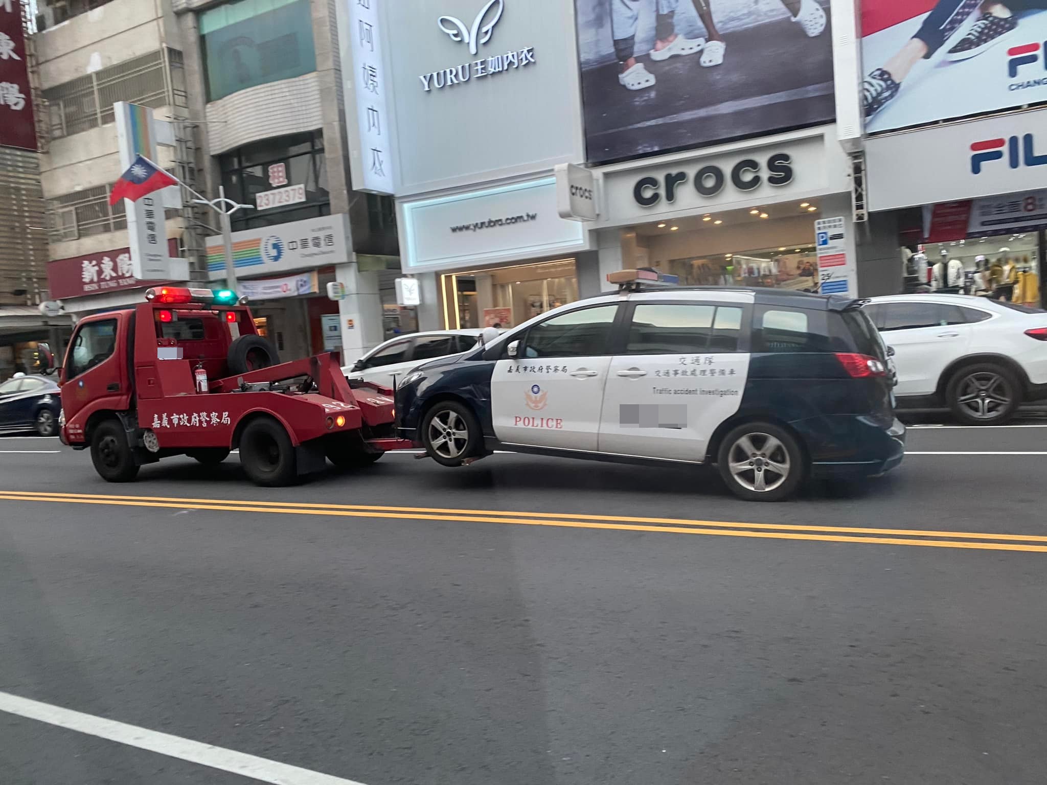 警車被拖吊的照片曝光後，引發大批網友熱議。（翻攝臉書「嘉義綠豆大小事」）