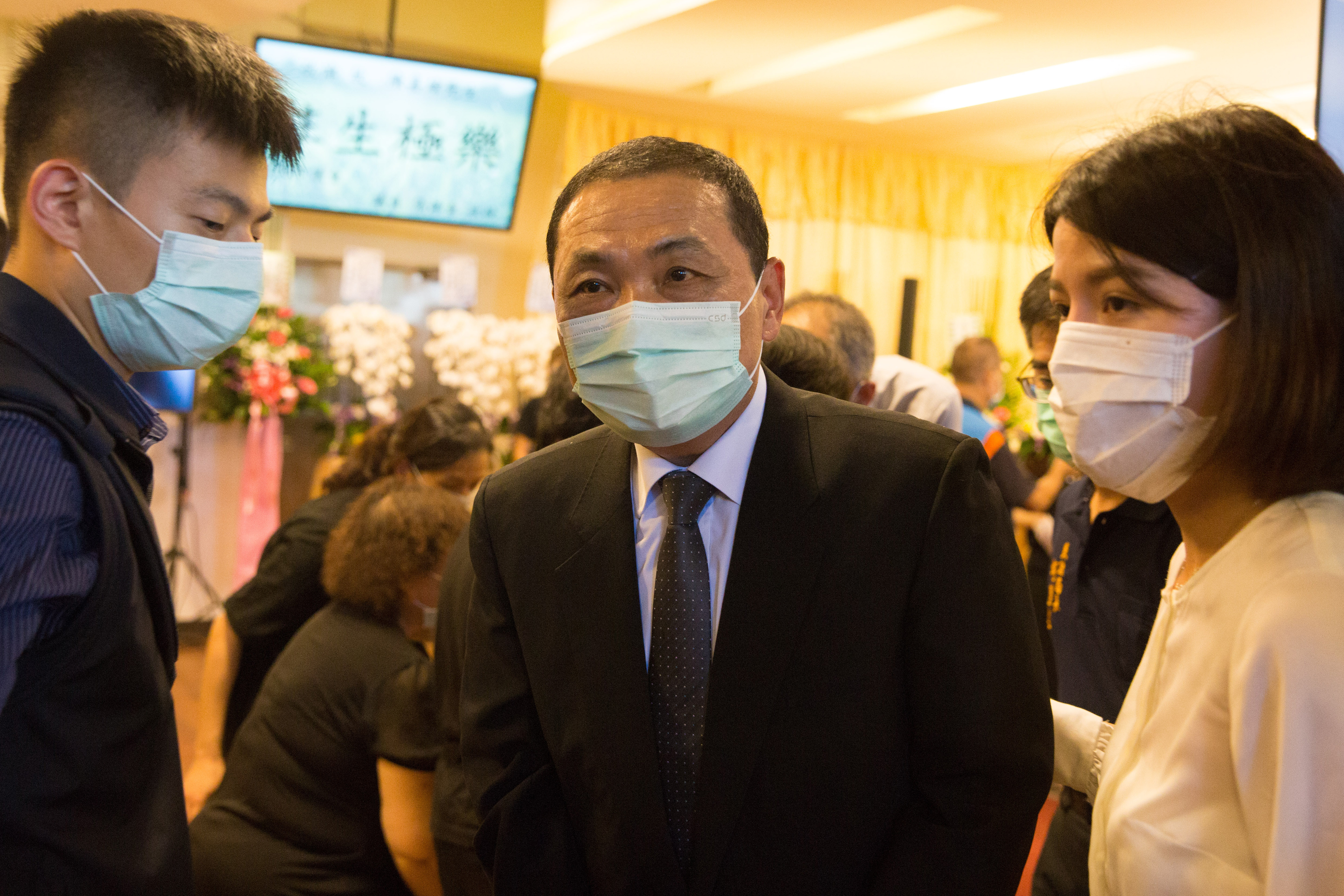 侯友宜（右）的父親近日傳出逝世消息，不過他本人對此十分低調，不願多談。（本刊資料照）