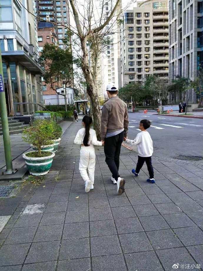 為了與兒女相聚,汪小菲往返台灣和大陸,忍受了上百次核酸檢測。(翻攝自汪小菲微博)