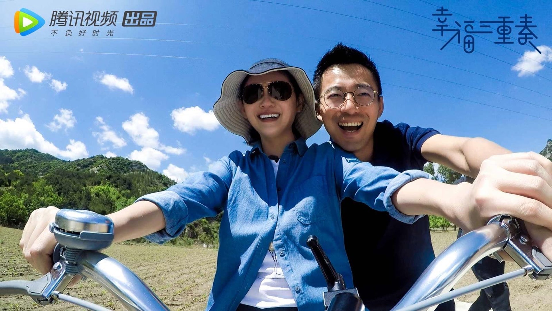 大S（前）與汪小菲（後）在《幸福三重奏》飆車兜風，只羨鴛鴦不羨仙。（翻攝自騰訊視頻）