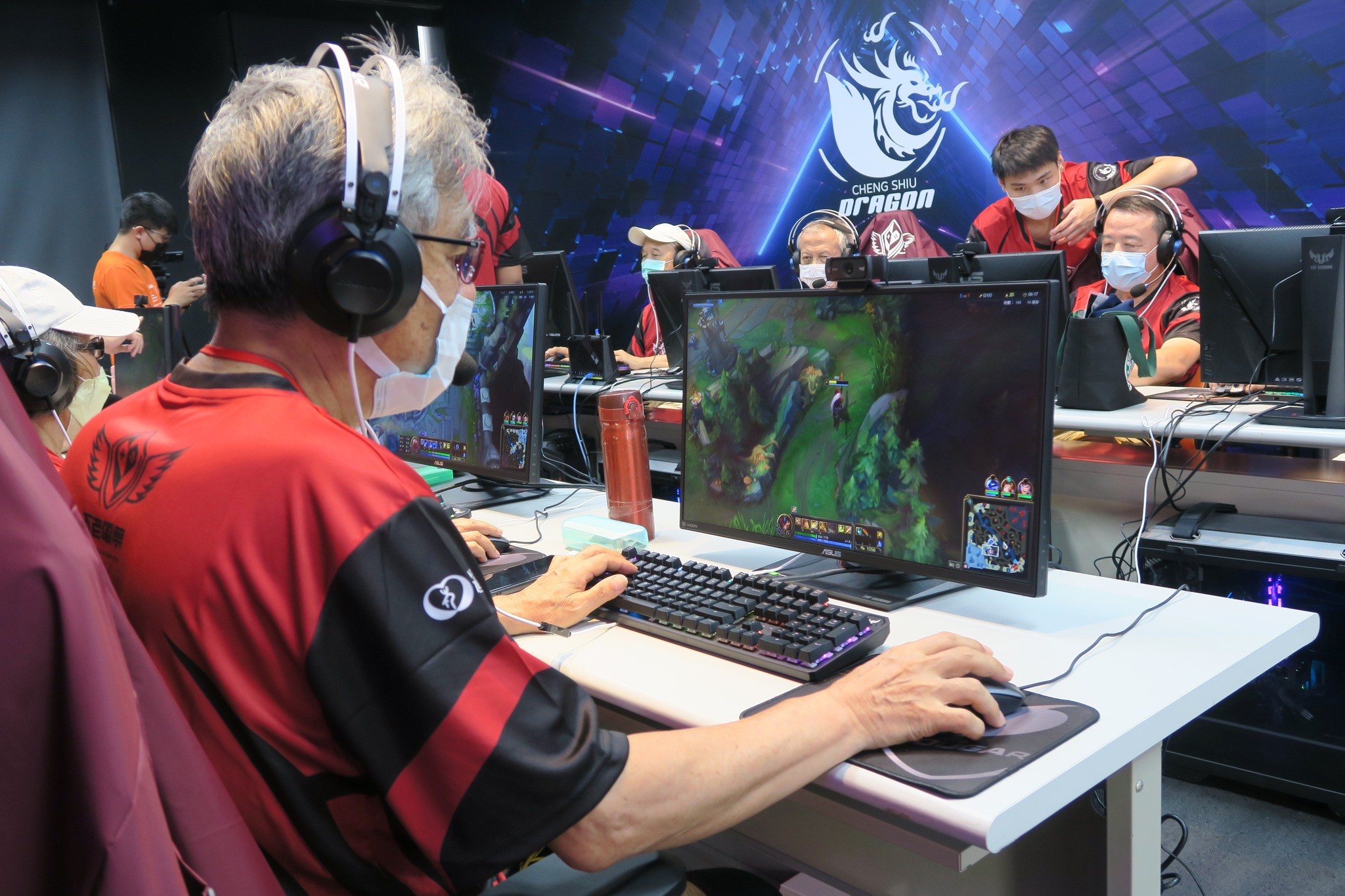 平均年齡超過60多歲，不老電競大賽將於28日登場。（弘道老人福利基金會提供）