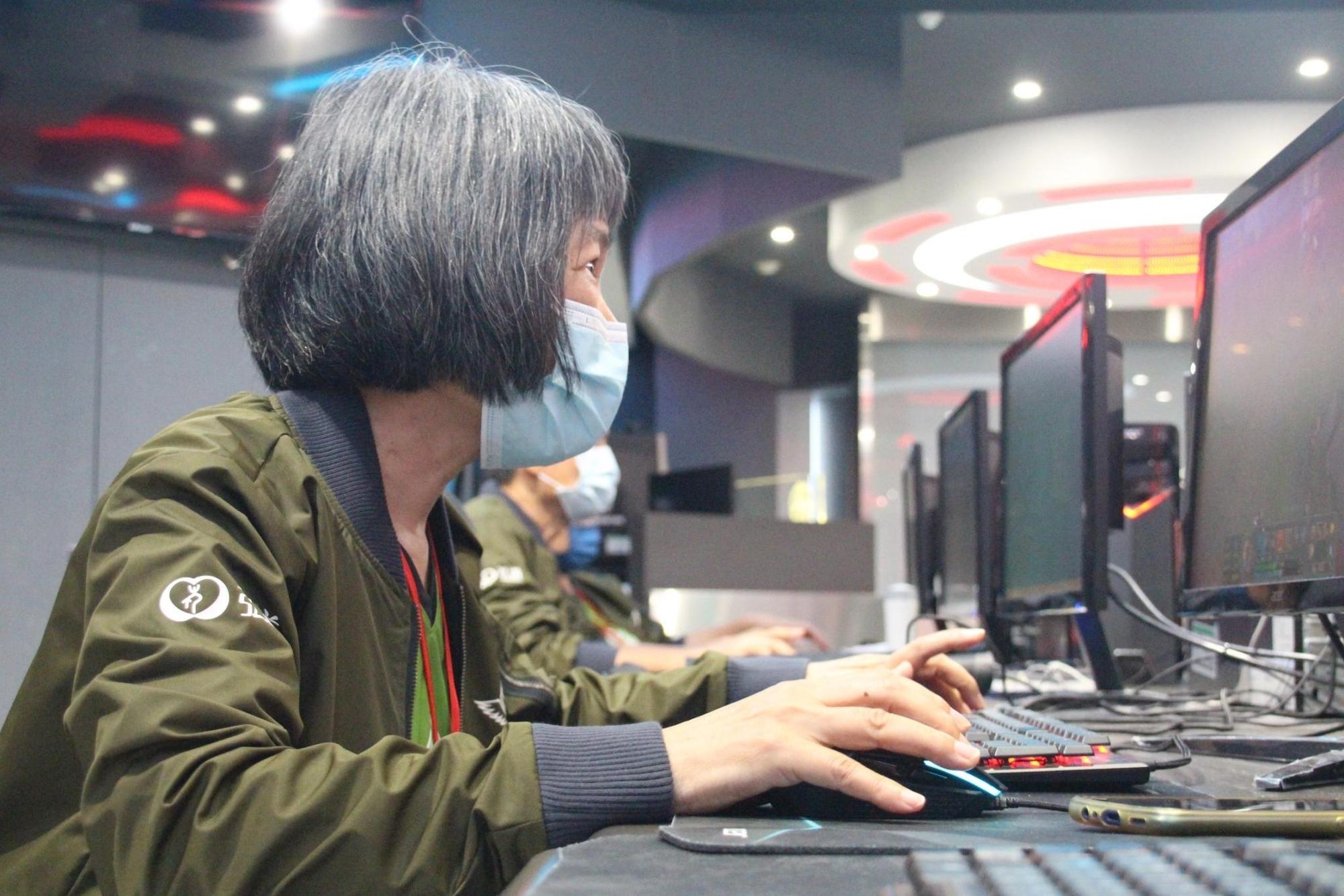 長輩們為了參加電競賽努力學習相關知識。(弘道老人福利基金會提供)