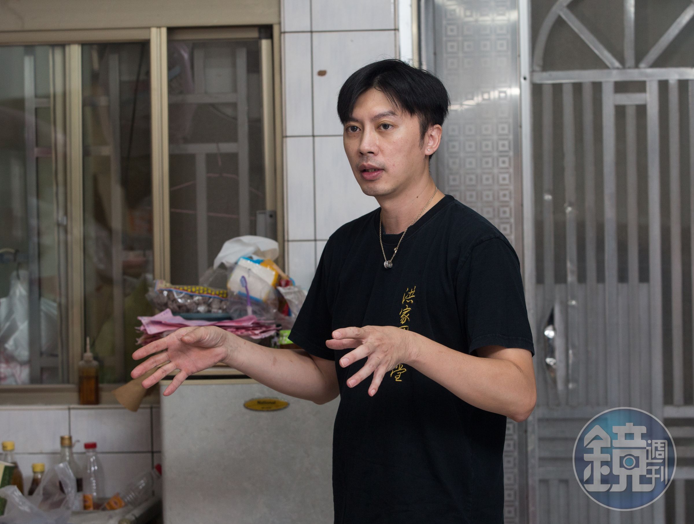已有36年歷史的洪家回春堂，是台中向上市場知名鹽酥雞攤，第二代老闆洪國展8年前返家接班，傳承家傳好口味。