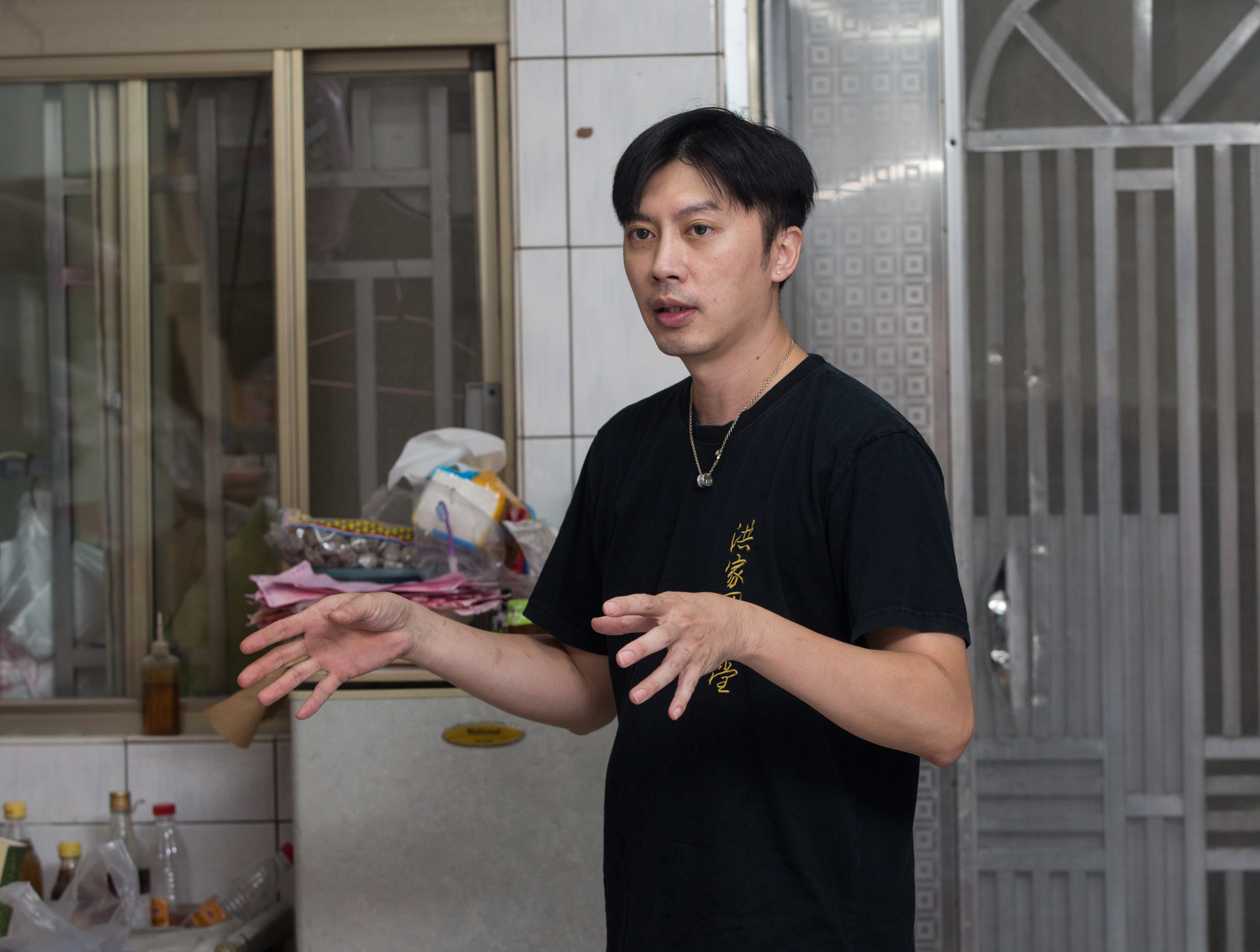 已有36年歷史的洪家回春堂，是台中向上市場知名鹽酥雞攤，第二代老闆洪國展8年前返家接班，傳承家傳好口味。