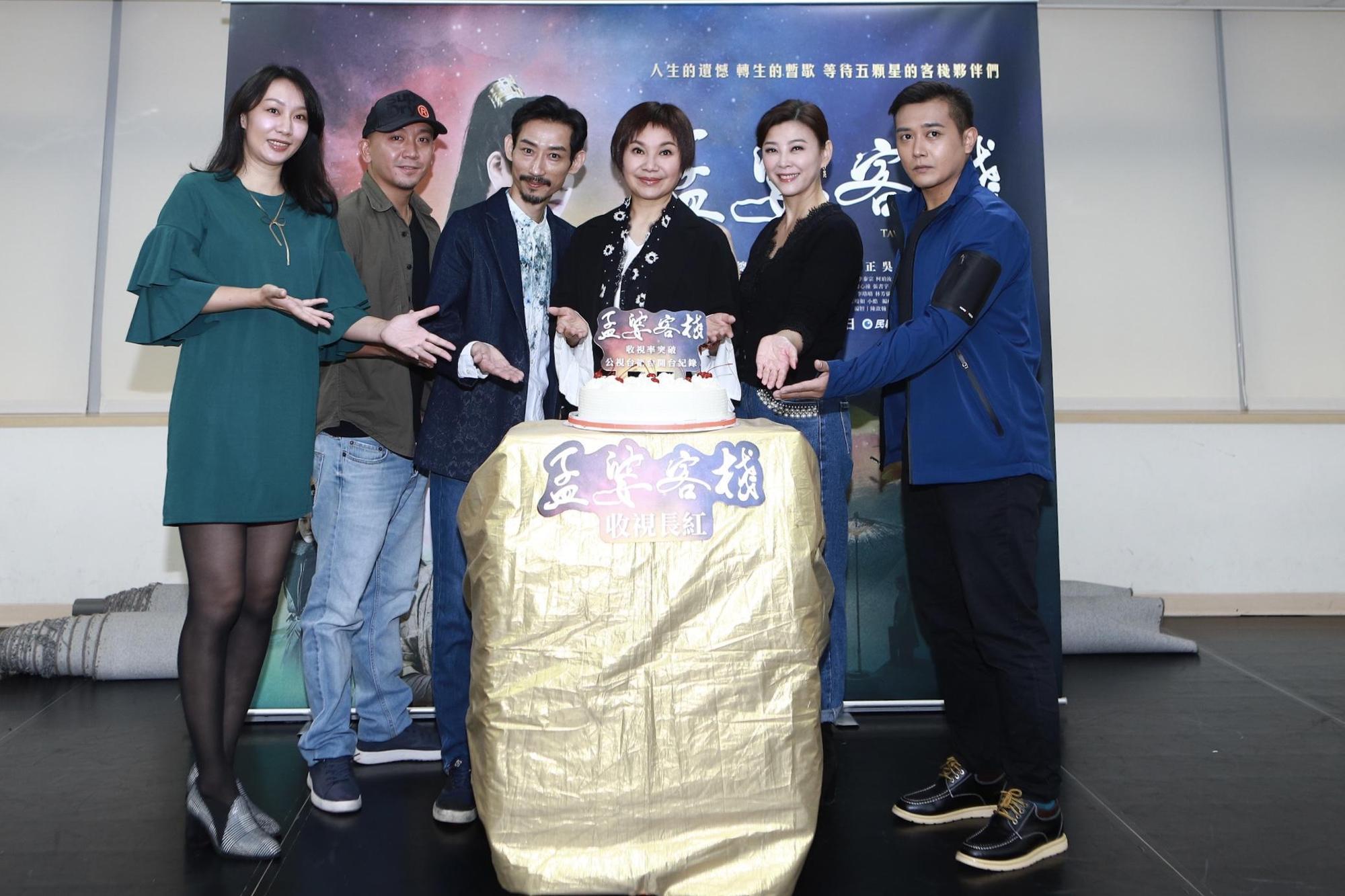 唐美雲攜手主要演員方馨、張書宇、陳竹昇、陳歆翰、周孝虹、李文勳齊聚推收視氣功蛋糕。(公視台語台提供)