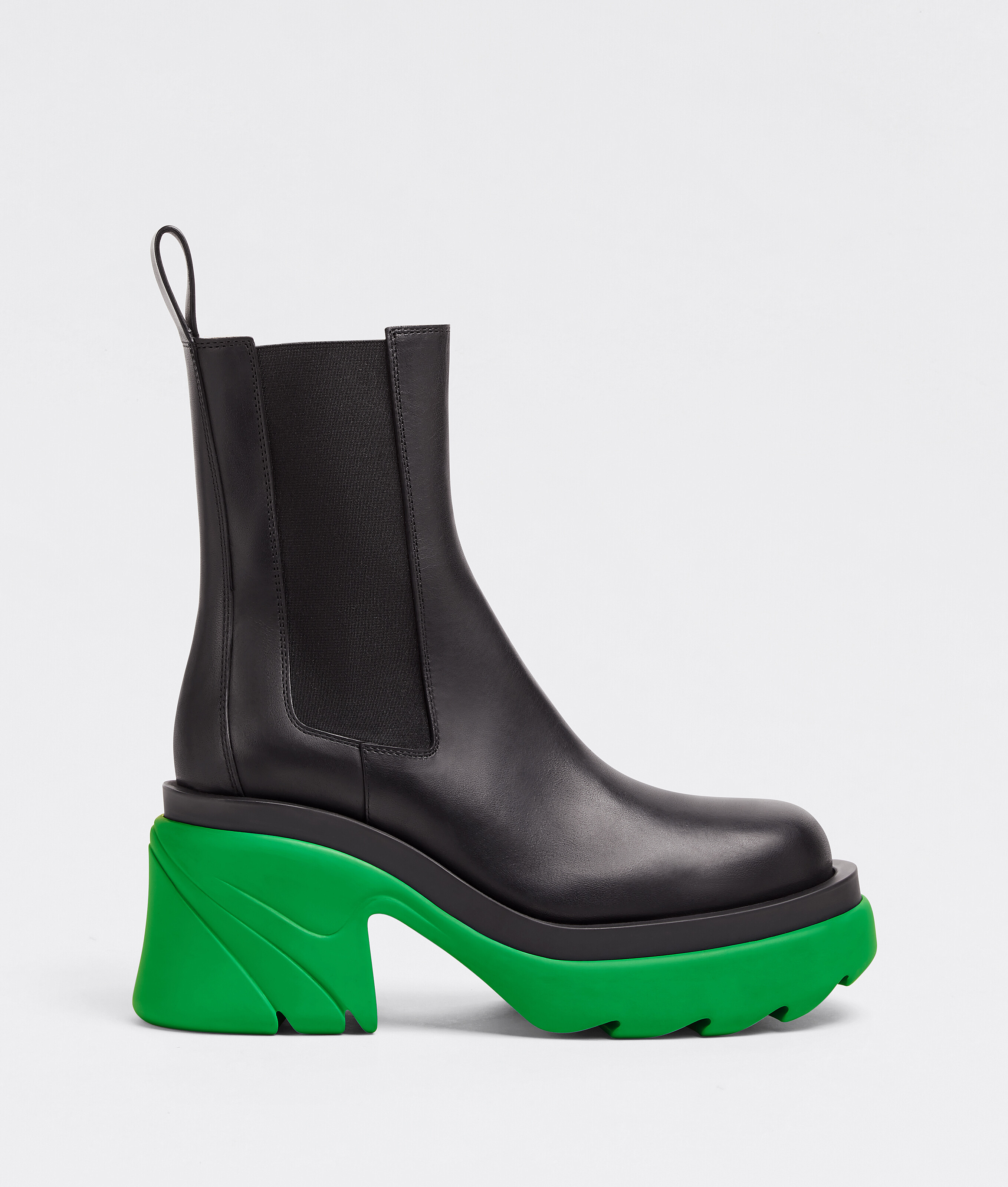 Flash綠色中筒靴,NT$40,700。(BOTTEGA VENETA提供)