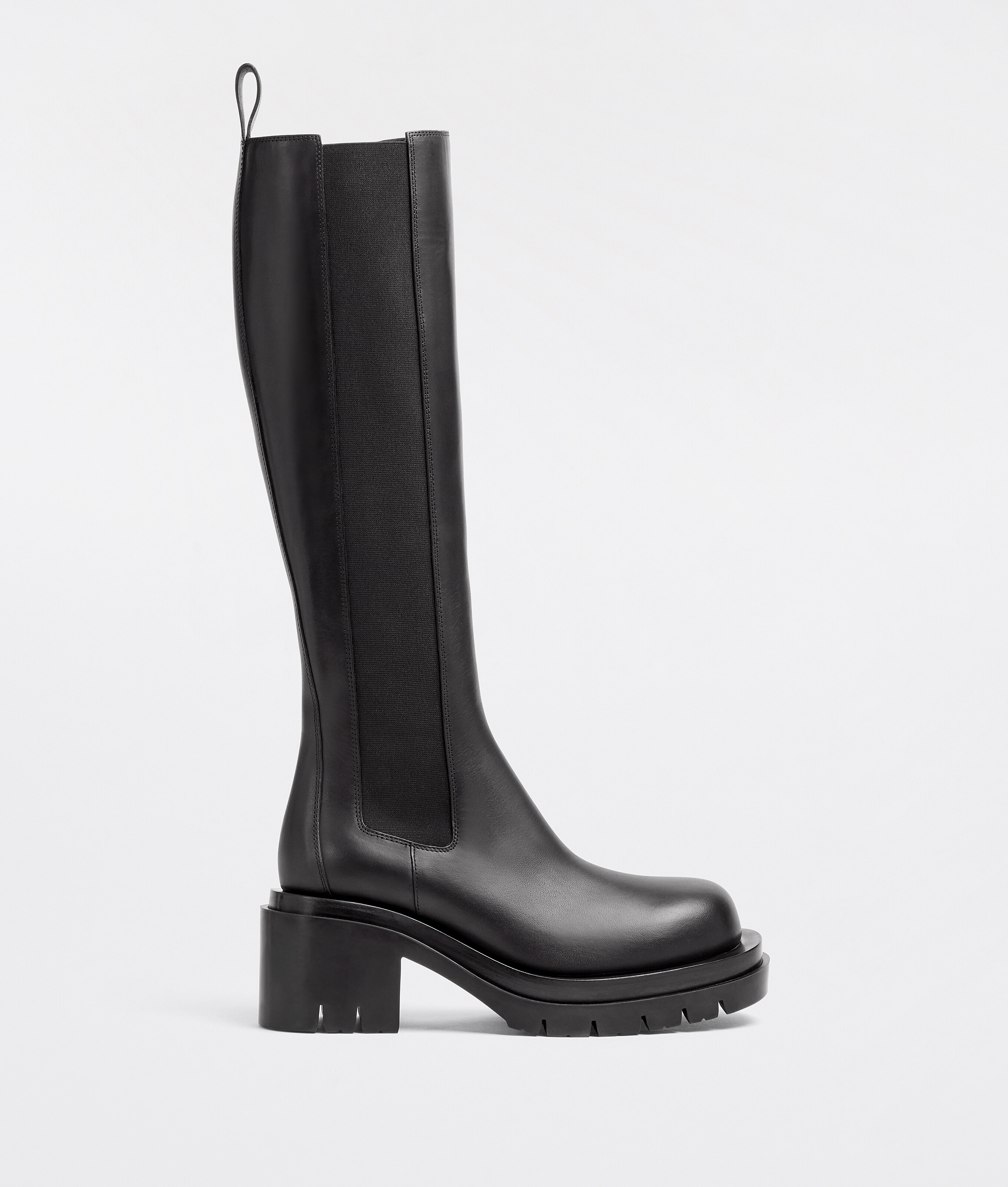 Lug黑色長靴,NT$55,300。(BOTTEGA VENETA提供)