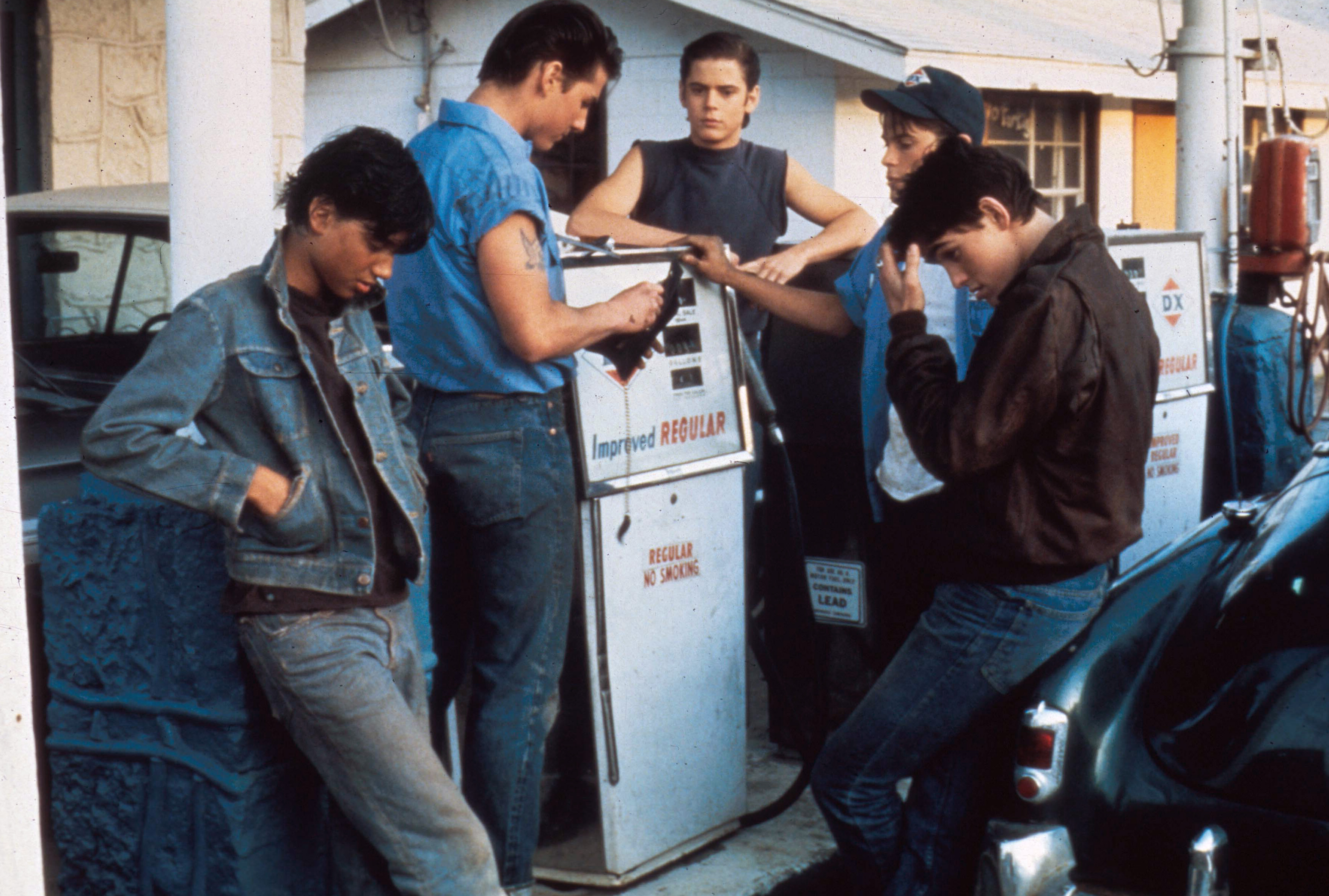 《小教父》講述60年代美國小鎮不同階級對立衝突，片中許多演員日後都成了大明星，包括湯姆克魯斯（左2）。（双喜）