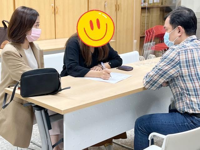 新北市議員戴瑋姍陪同黑心犬舍受害者至動保處做檢舉筆錄。（翻攝戴瑋珊臉書）