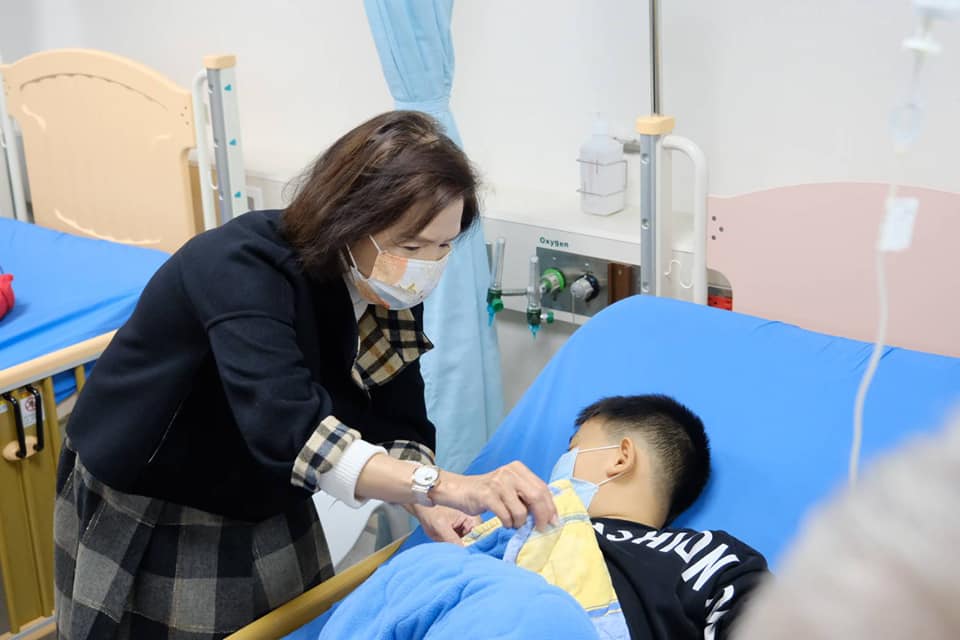 宜蘭5校44生疑食物中毒，縣長林姿妙前往醫院關心學生狀況，並下令該廠商即時起停止供餐。（翻攝自林姿妙臉書）