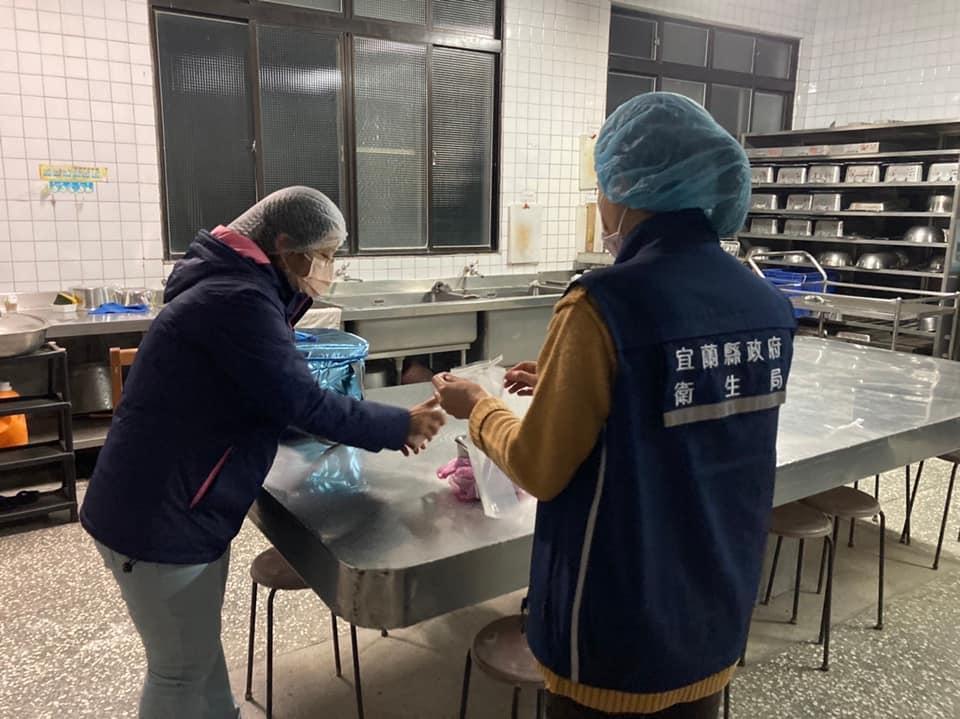 衛生局派員前往供餐營業場所及學校廚房稽查及採檢。（翻攝自林姿妙臉書）