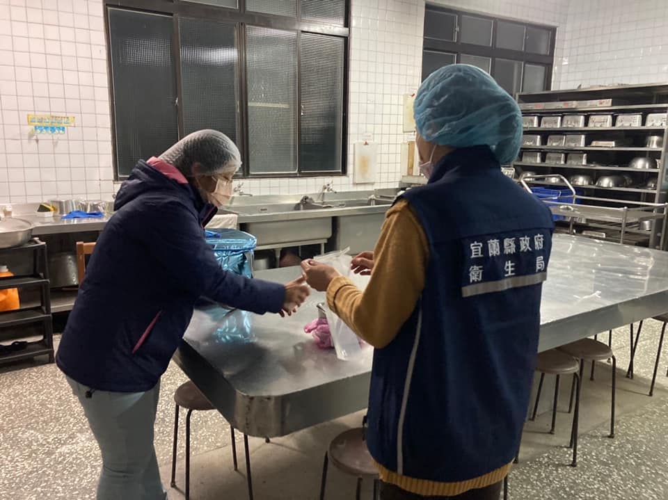 衛生局派員前往供餐營業場所及學校廚房稽查及採檢。(翻攝自林姿妙臉書)