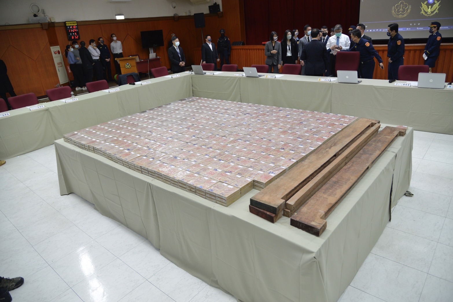 警方在上百條木材條中查獲1,172塊印有「雙獅地球標、一帆風順」包裝的海洛因磚。