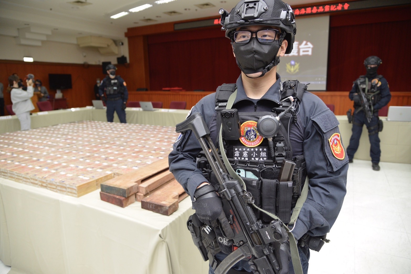 新北警方破獲陸上最大宗海洛因毒品案，查獲海洛因磚1,172塊，共重約446.8公斤、市價約新台幣50億元。