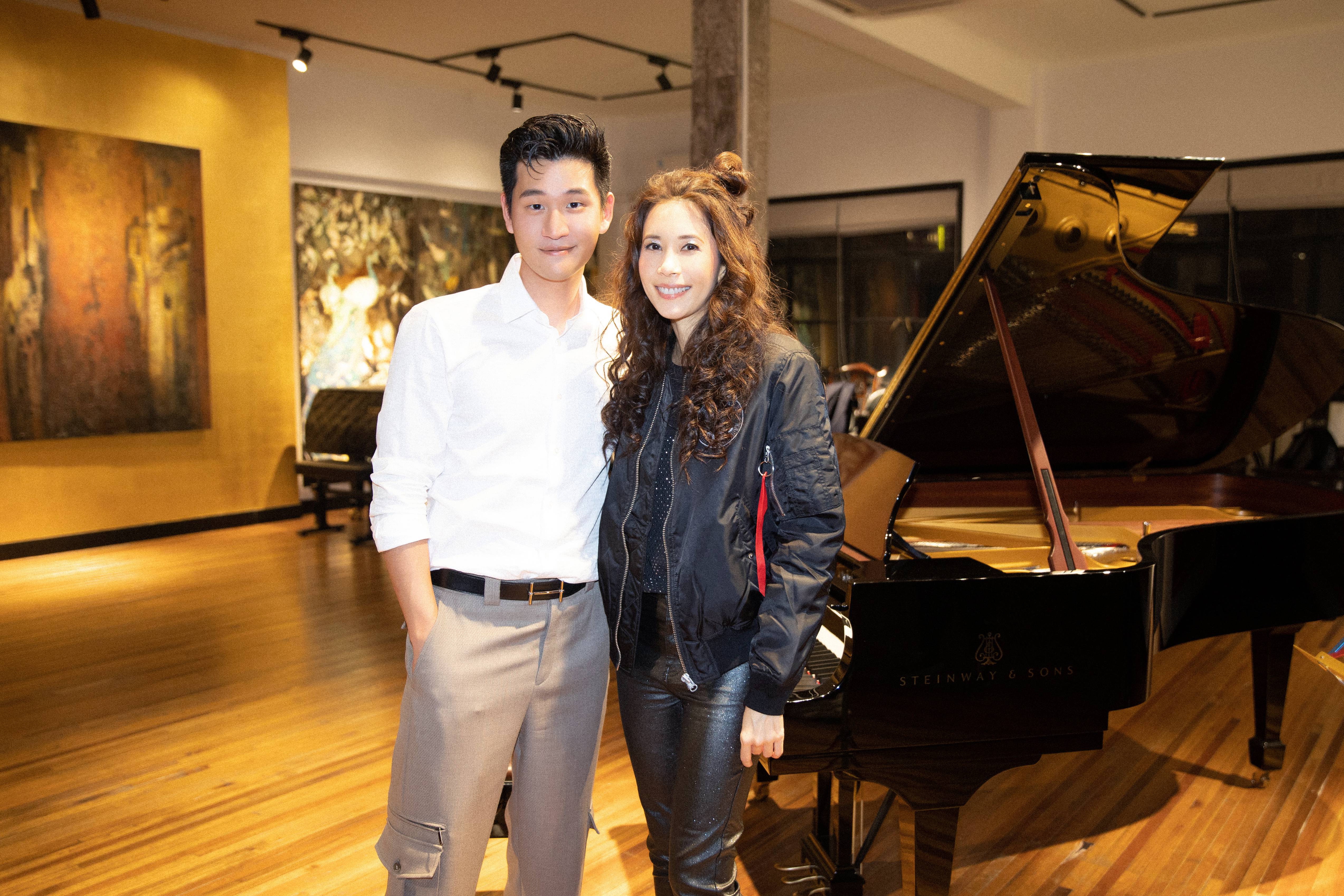 周興哲驚喜現身莫文蔚新歌首唱慶功宴。（莫家寶貝工作室）