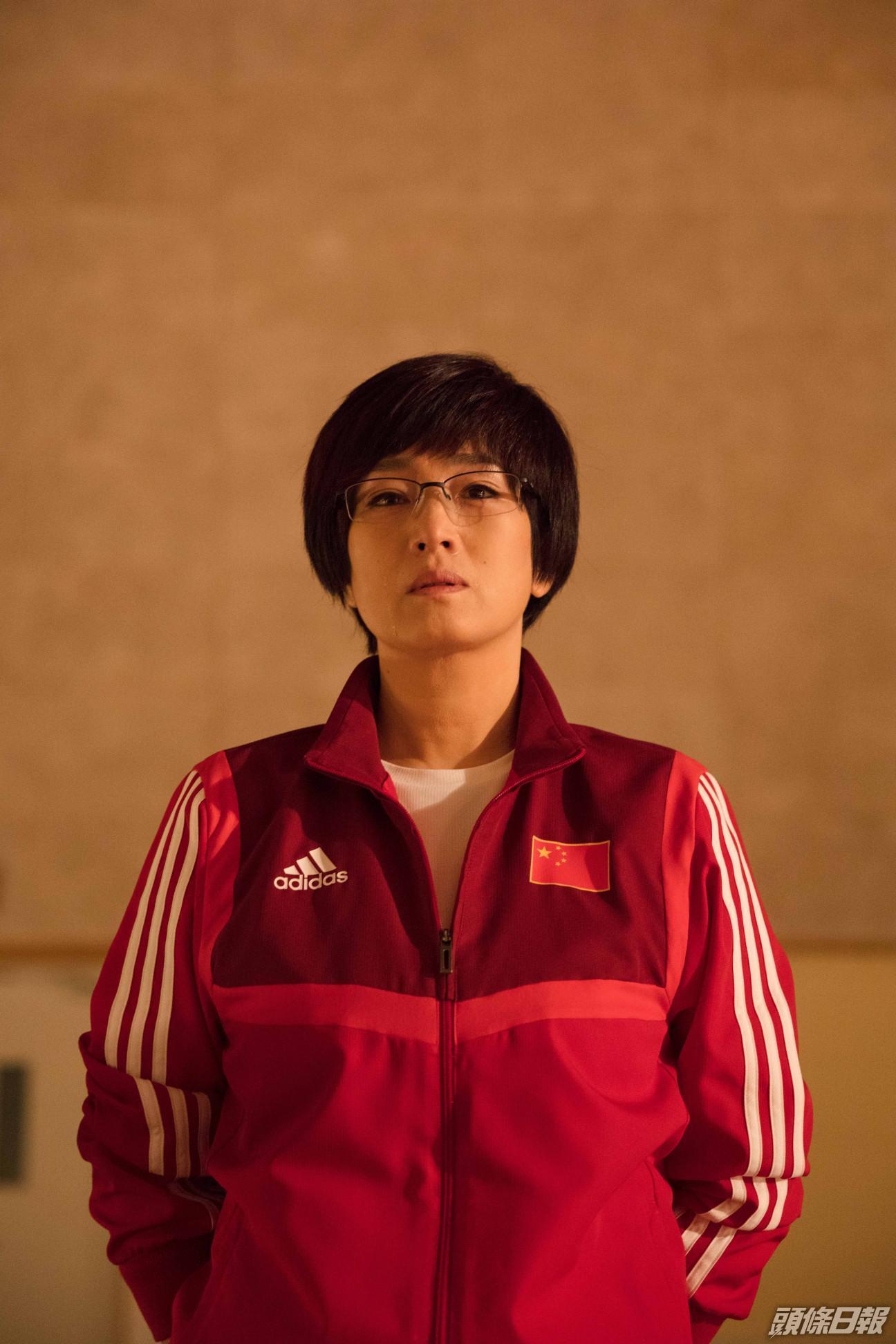 鞏俐在電影《奪冠》神還原中國女排教練郎平，她為演出郎平花了數個月的時間觀察對方，也練習排球。（網路圖片）