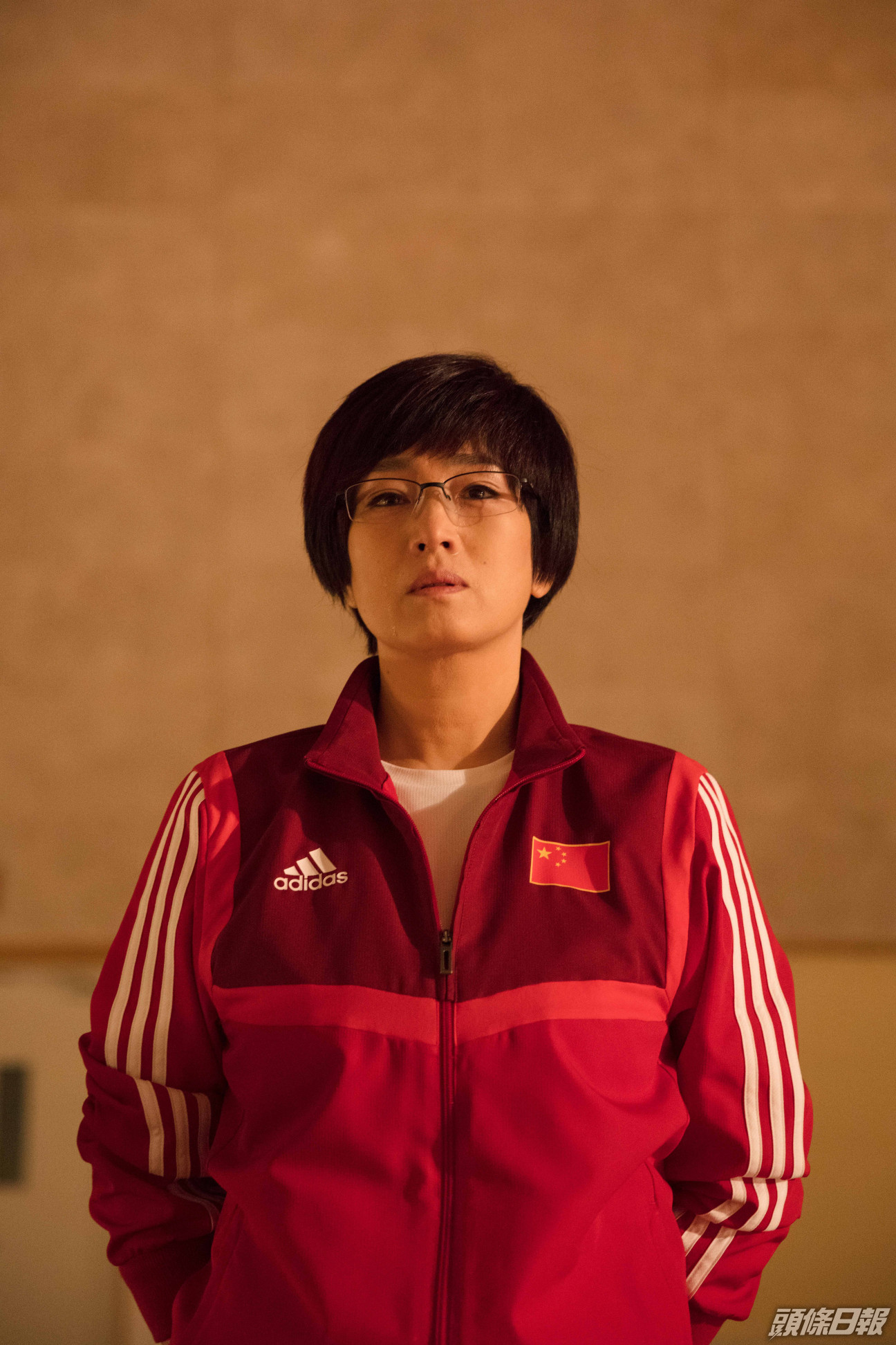鞏俐在電影《奪冠》神還原中國女排教練郎平，她為演出郎平花了數個月的時間觀察對方，也練習排球。（網路圖片）