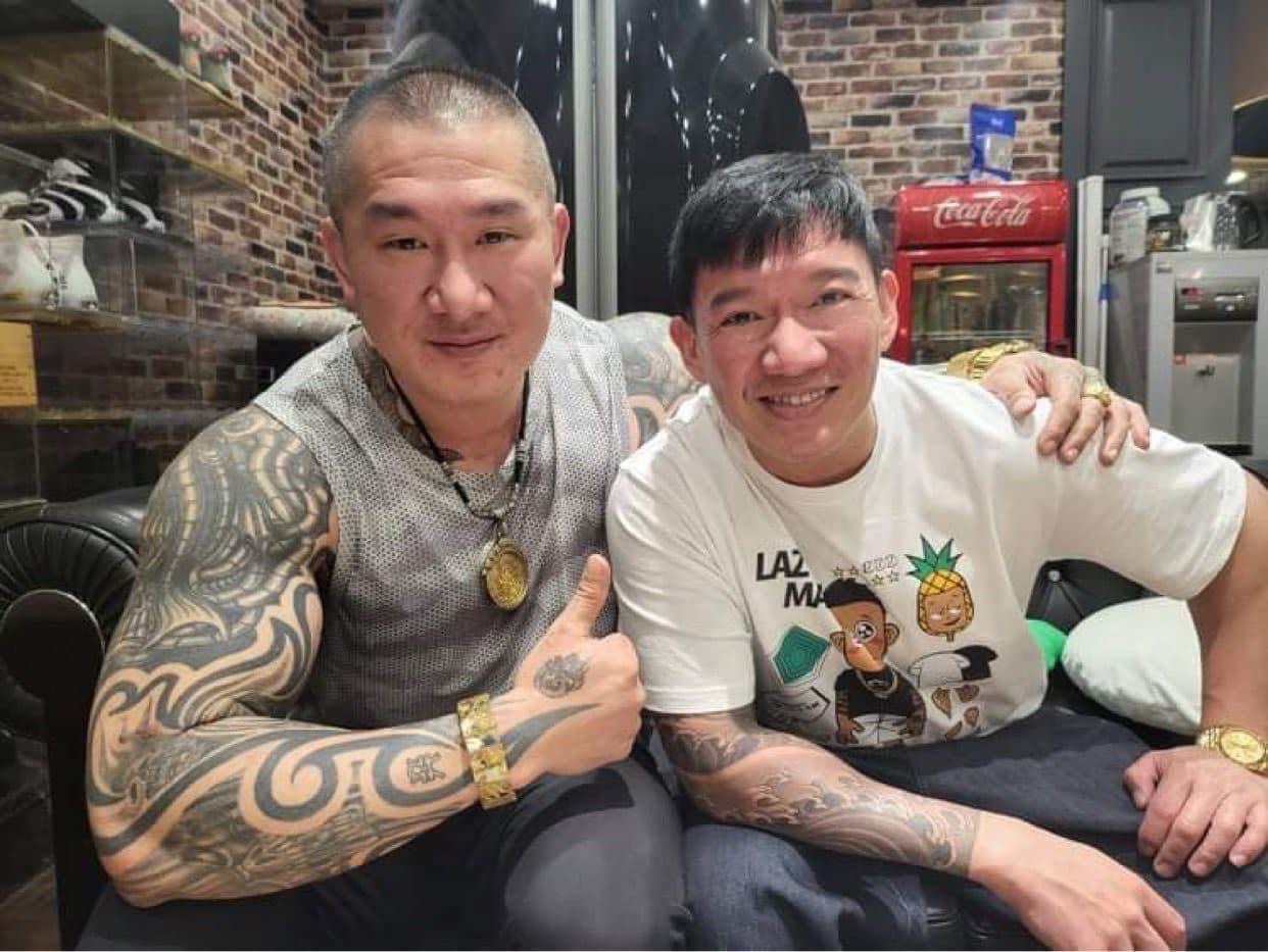 杜汶澤在臉書曬出與館長的合照，照片中可看到兩人坐在一起，盡顯好交情。（翻攝自杜汶澤臉書）