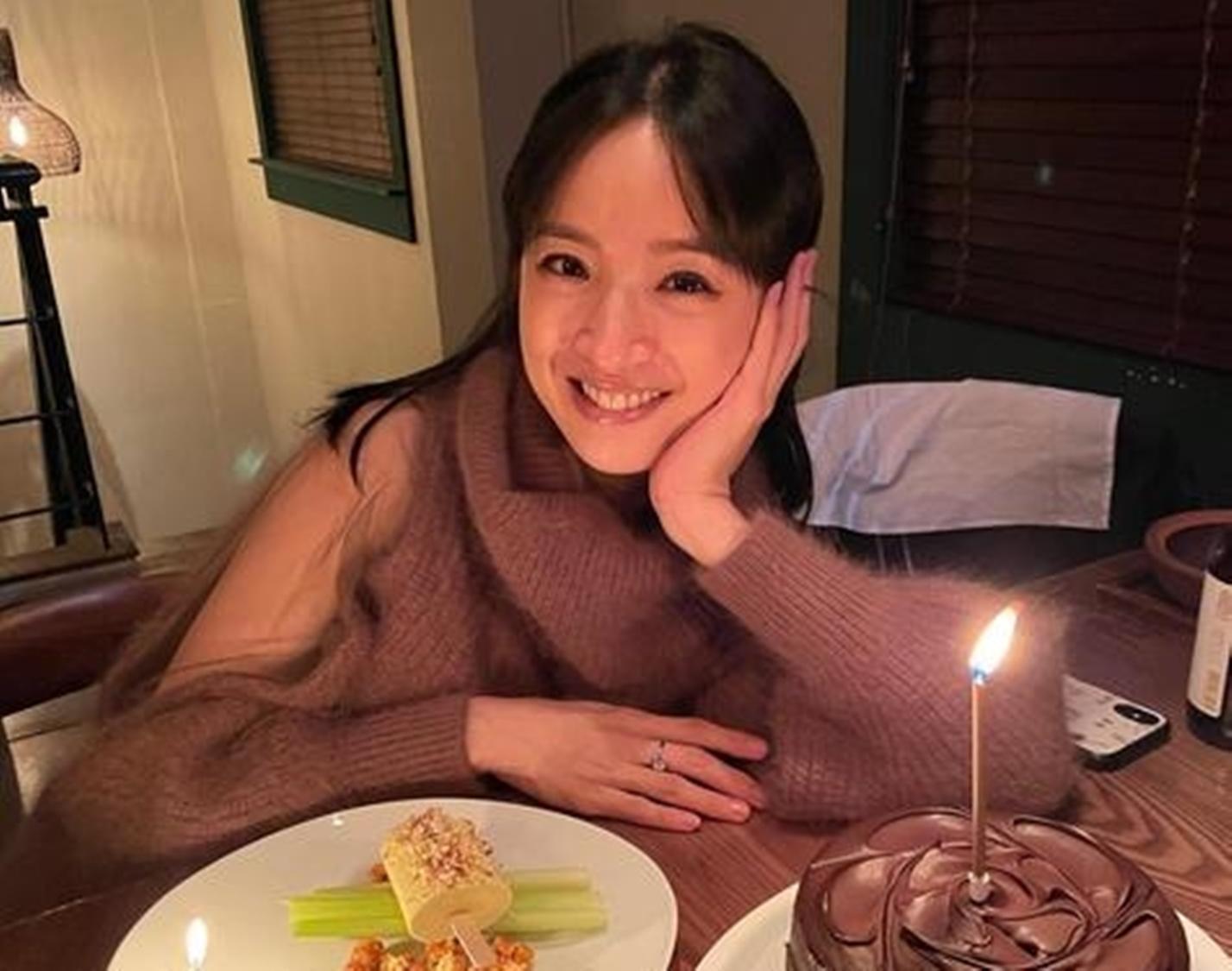 林依晨產前幾天過生日時分享近照,絲毫沒有任何孕媽咪的水腫情形。(翻攝林依晨臉書)