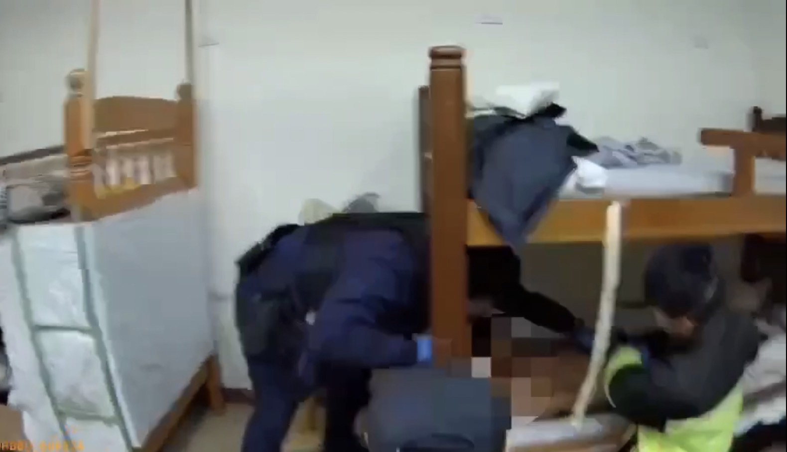 警方在宿舍內發現范男，范持菜刀刺自己右側頸部自殘，留下約10公分的傷痕，企圖輕生。