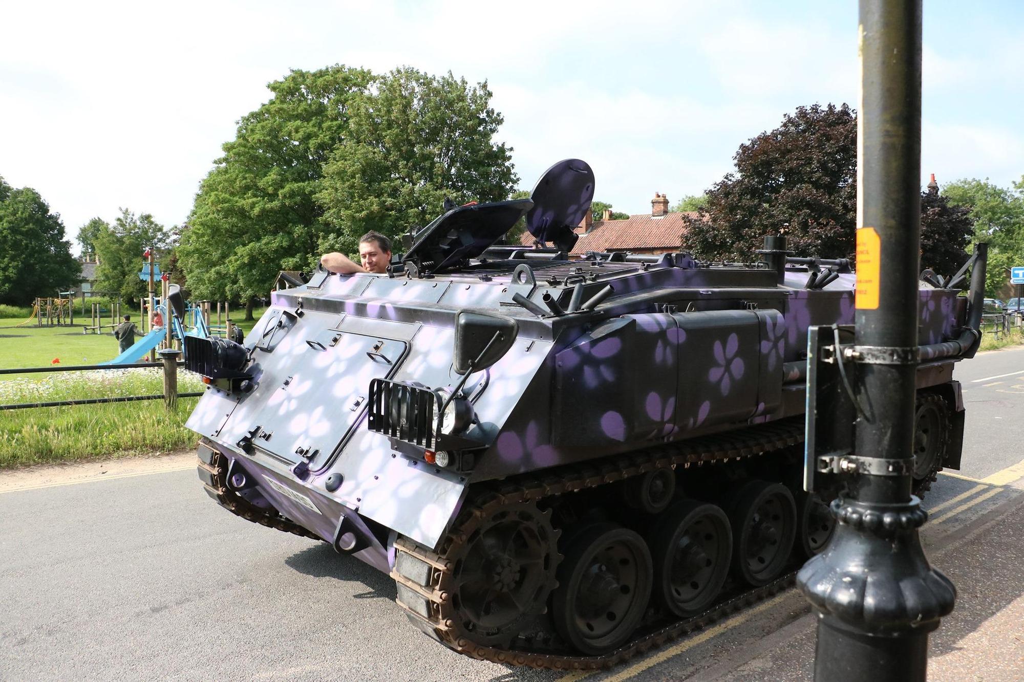 英國男子梅林斥資鉅額,購買了一輛FV-432陸軍裝甲車作為計程車用途。(翻攝Tank Taxi Facebook)