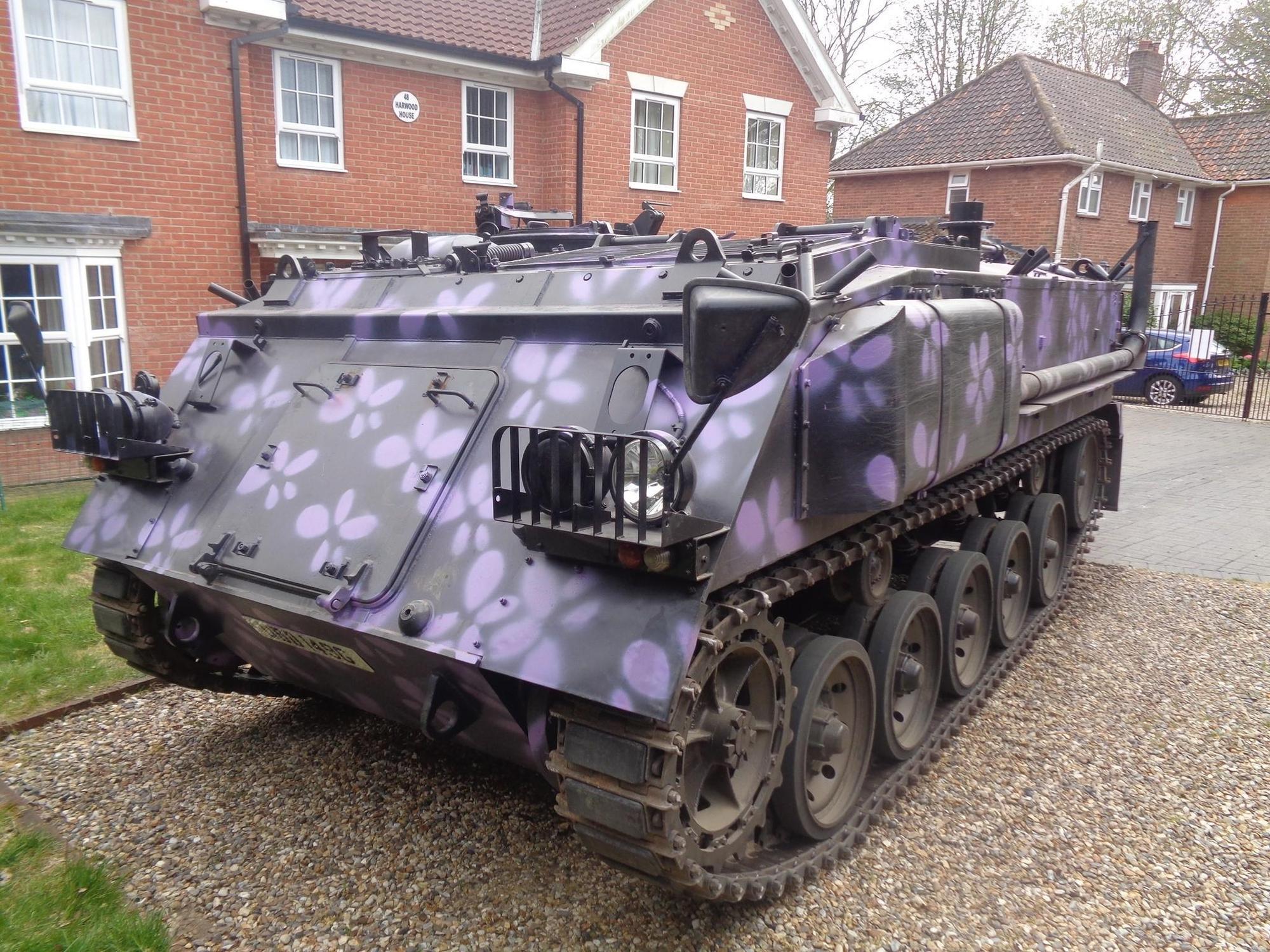 梅林在路上駕駛FV-432陸軍裝甲車,常吸引路人側目。(翻攝Tank Taxi Facebook)