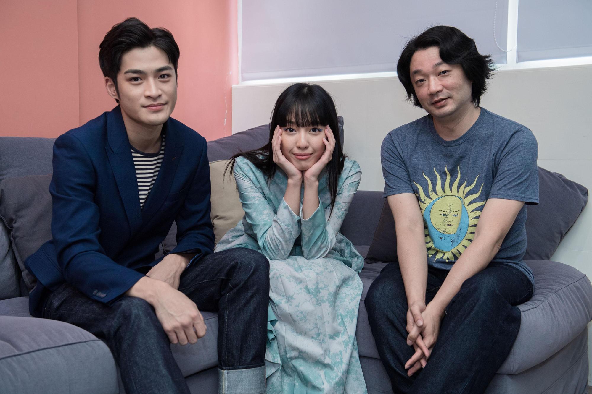《該死的阿修羅》導演樓一安(右)率演員王渝萱、潘綱大接受訪問,樓一安還大爆王渝萱的料。(LiTV、希望行銷提供)