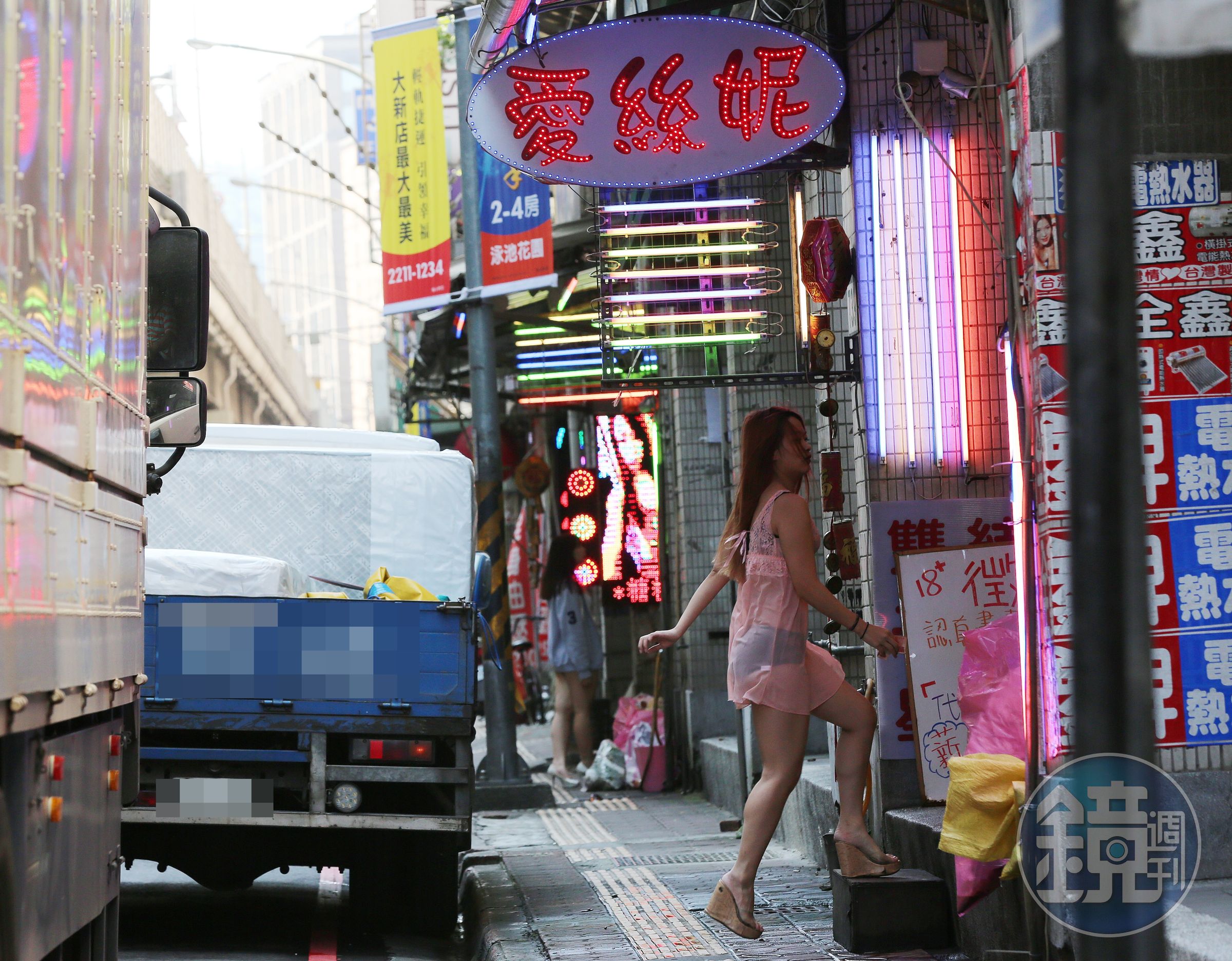台灣過去路邊檳榔攤林立，形成特色街景。（本刊資料照）
