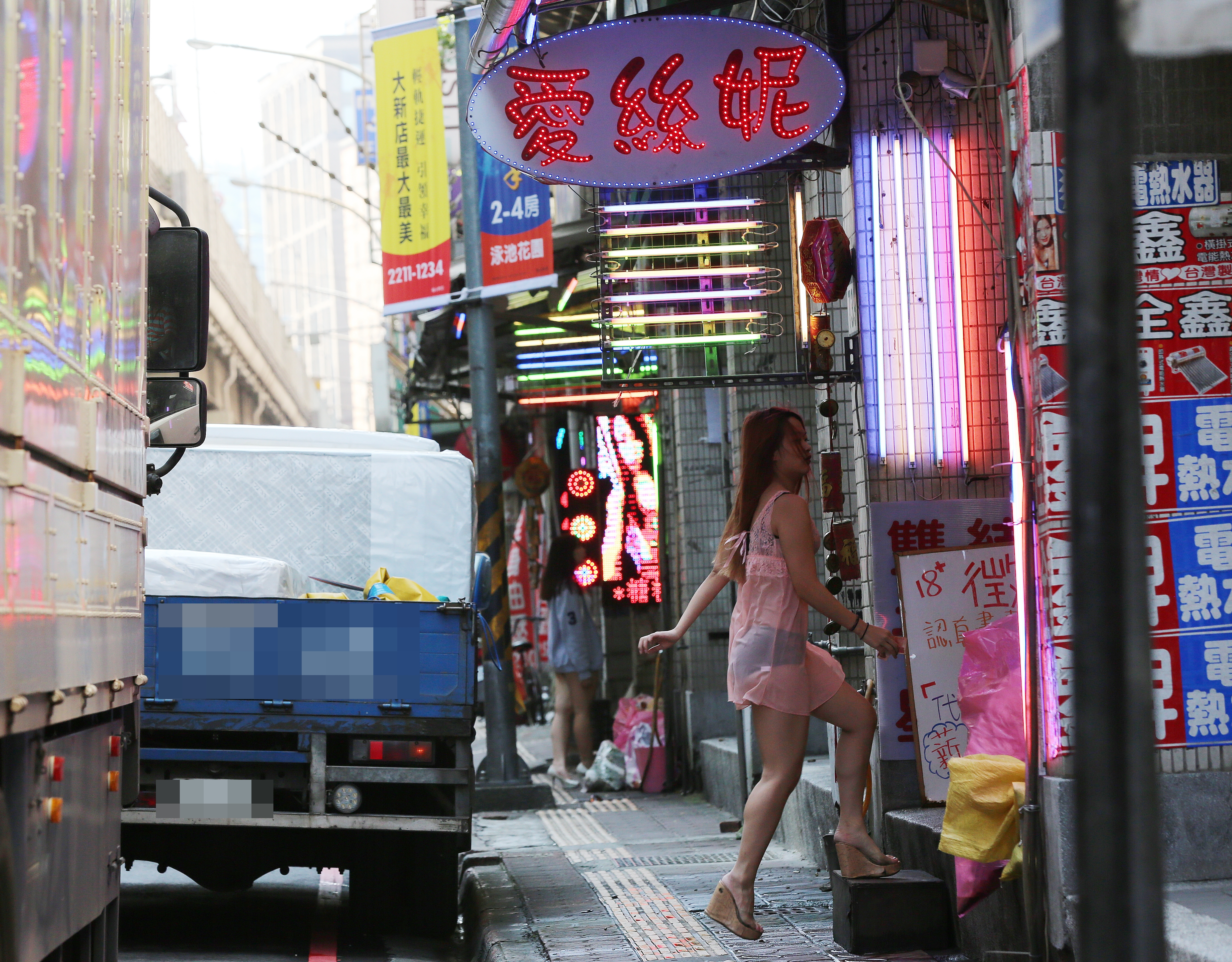 台灣過去路邊檳榔攤林立，形成特色街景。（本刊資料照）