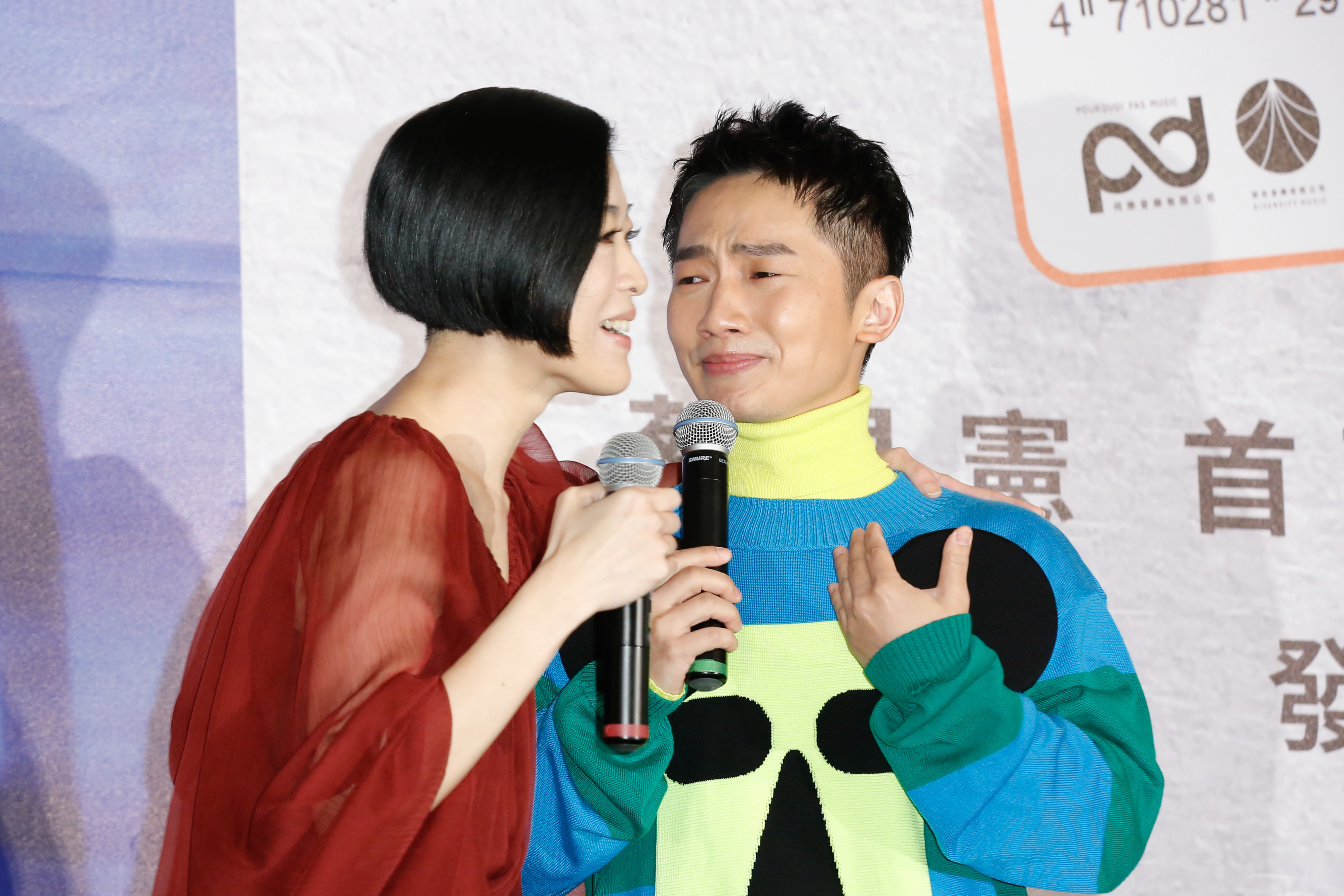 蔡昌憲（右）聽到陳珊妮（左）談到看他這些年一路的發展和等待，蔡昌憲突然淚崩。
