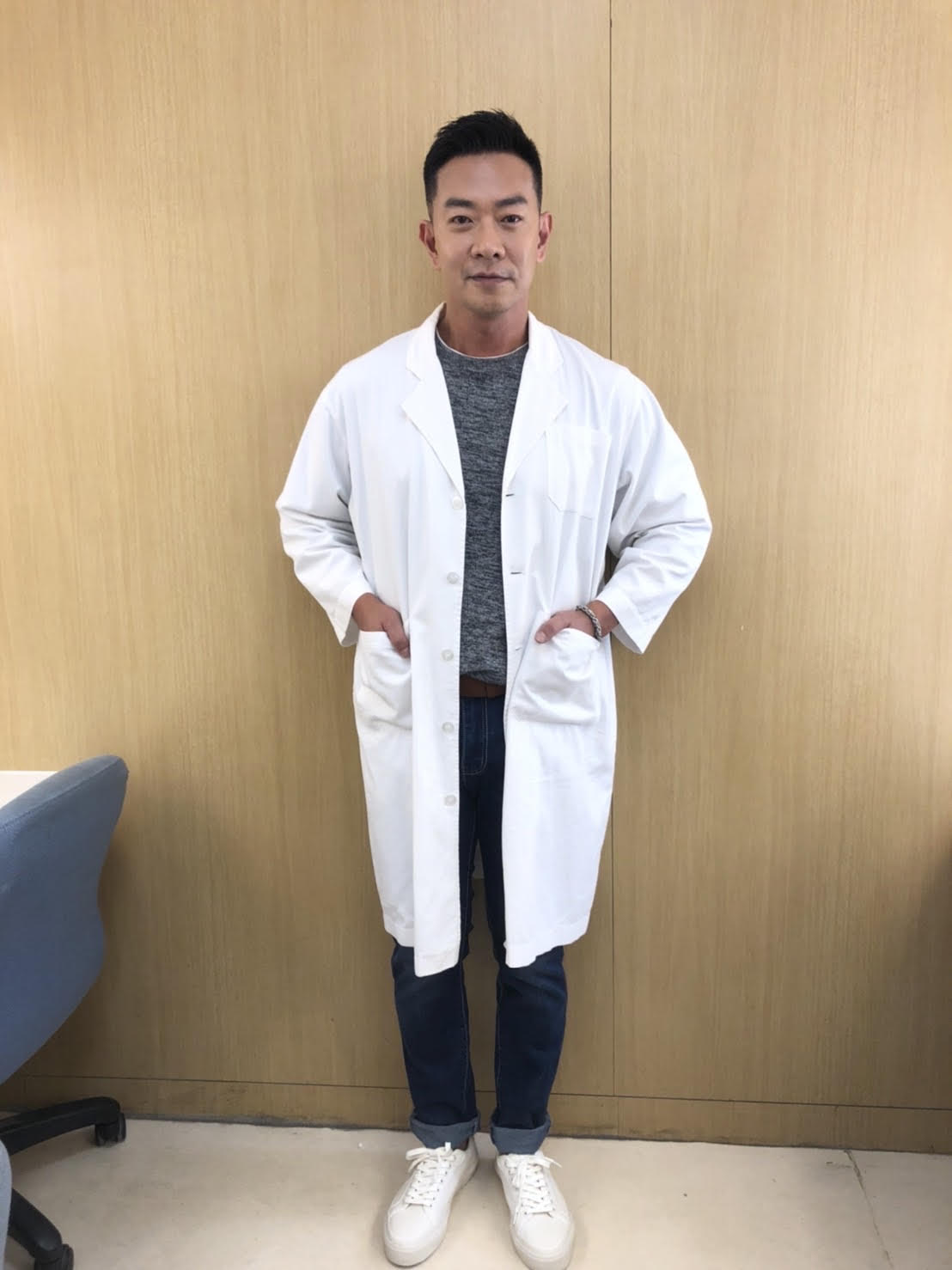 江俊翰回歸八點檔再度演出醫師。（民視提供）