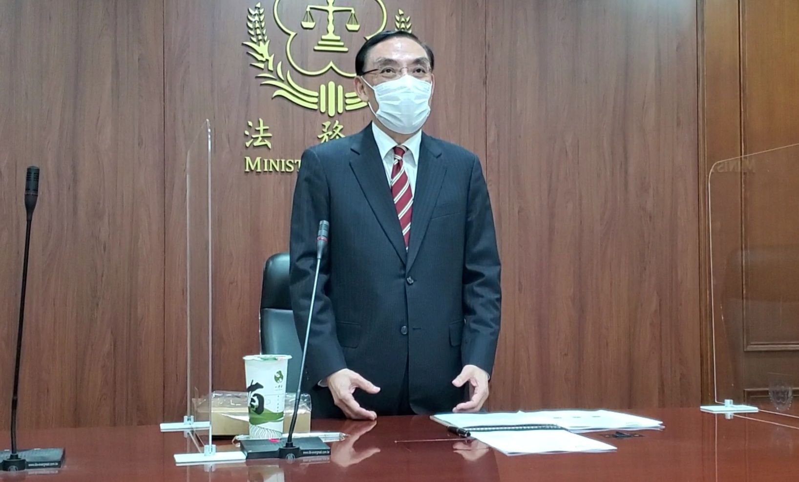 法務部長蔡清祥表示，他鼓勵同仁應本於「在民眾的需要上，看見自己的責任」精神，推展各項業務。  