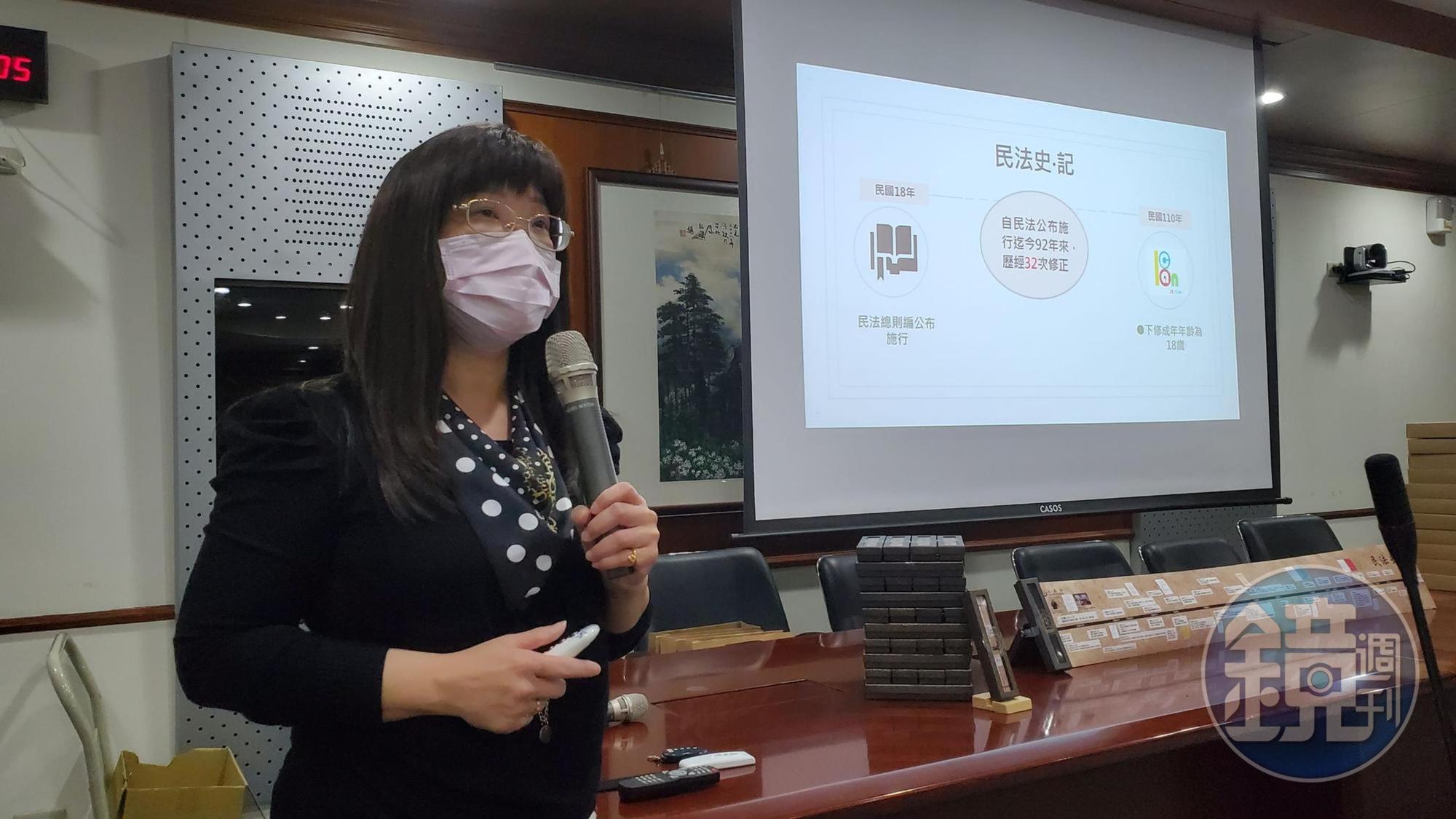 鍾瑞蘭詳細說明民法規定與民眾日常生活息息相關。