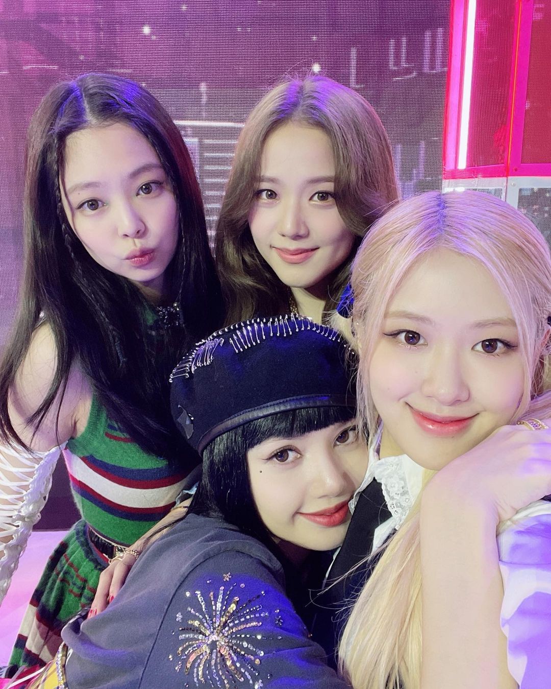 BLACKPINK成員LISA（左下）確診新冠肺炎，另外3名成員已接受PCR檢查，正在等待結果出爐。（翻攝Rosé IG）