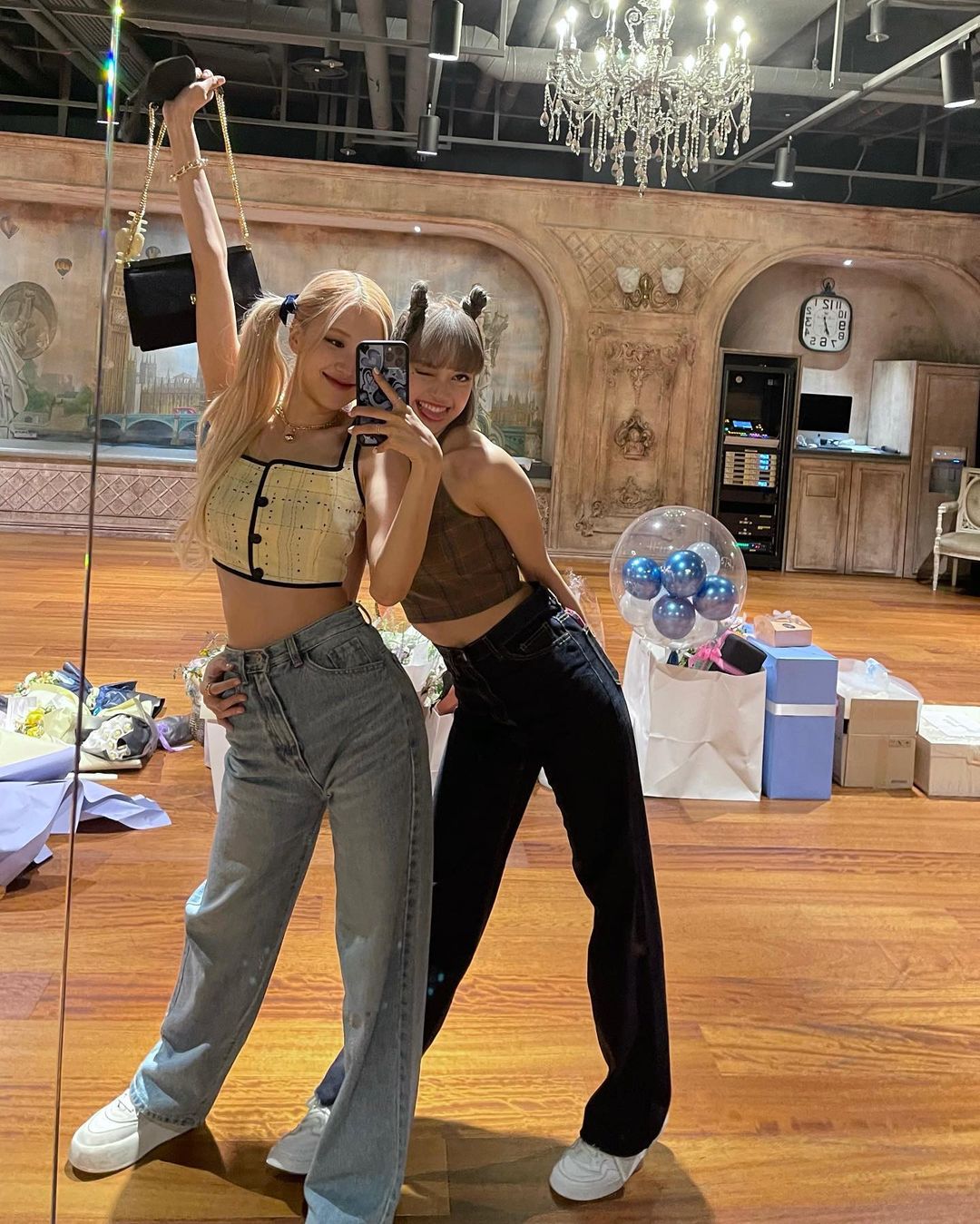  Rosé（左）因為與LISA有過接觸史，目前也暫停所有工作。（翻攝Rosé IG）