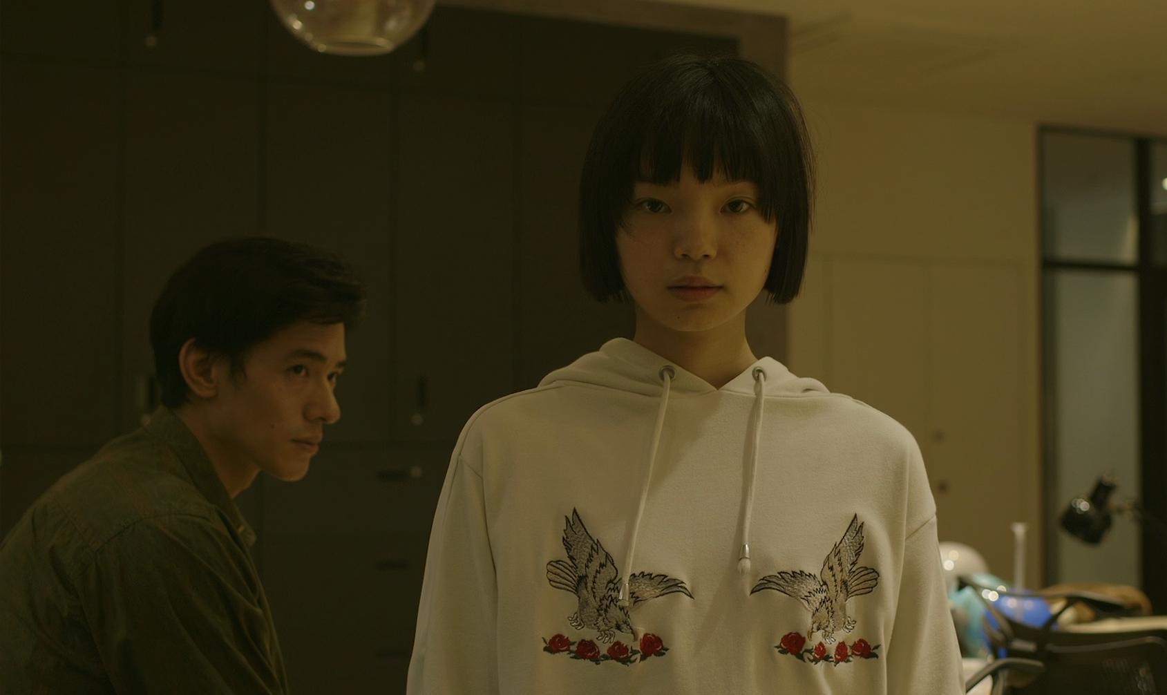 古川琴音（右）今年多部作品的演出都十分亮眼，片中她與中島步上演一場機智談判，（東昊影業提供）