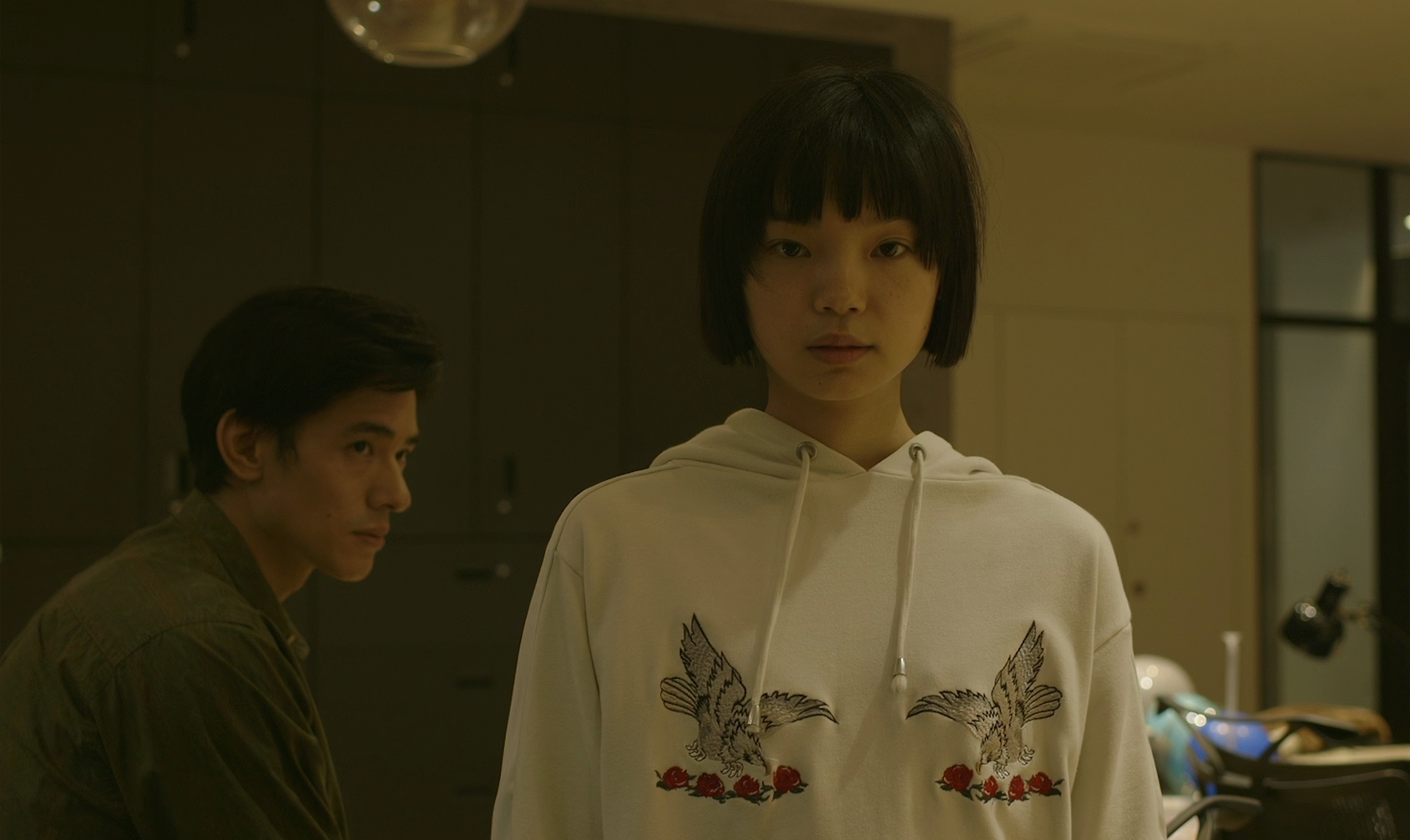 古川琴音(右)今年多部作品的演出都十分亮眼,片中她與中島步上演一場機智談判,(東昊影業提供)