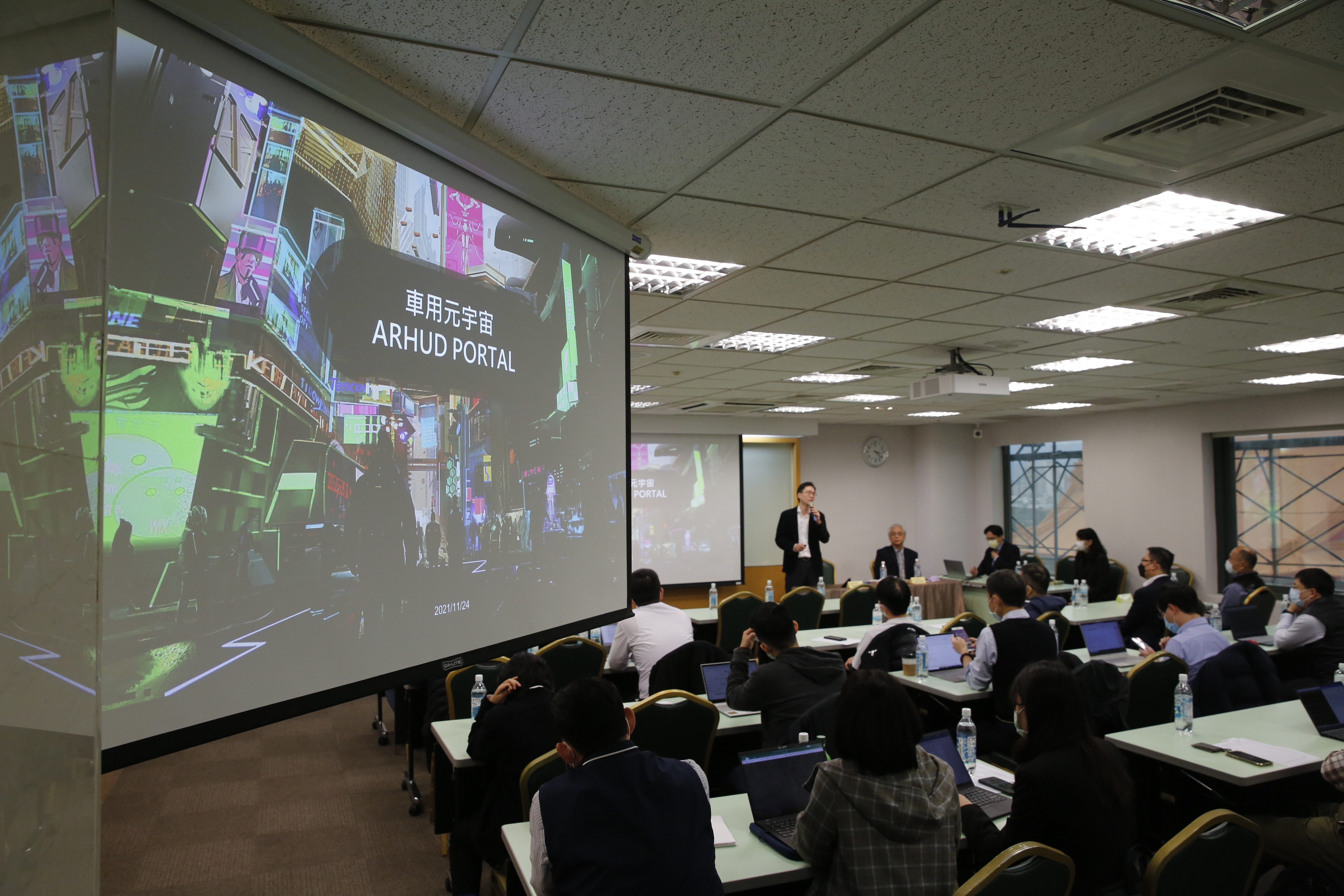電動車上的顯示方式將影響消費者的乘車體驗,根據眾多市調機構預測,AR HUD極有可能成為未來汽車標準備配。