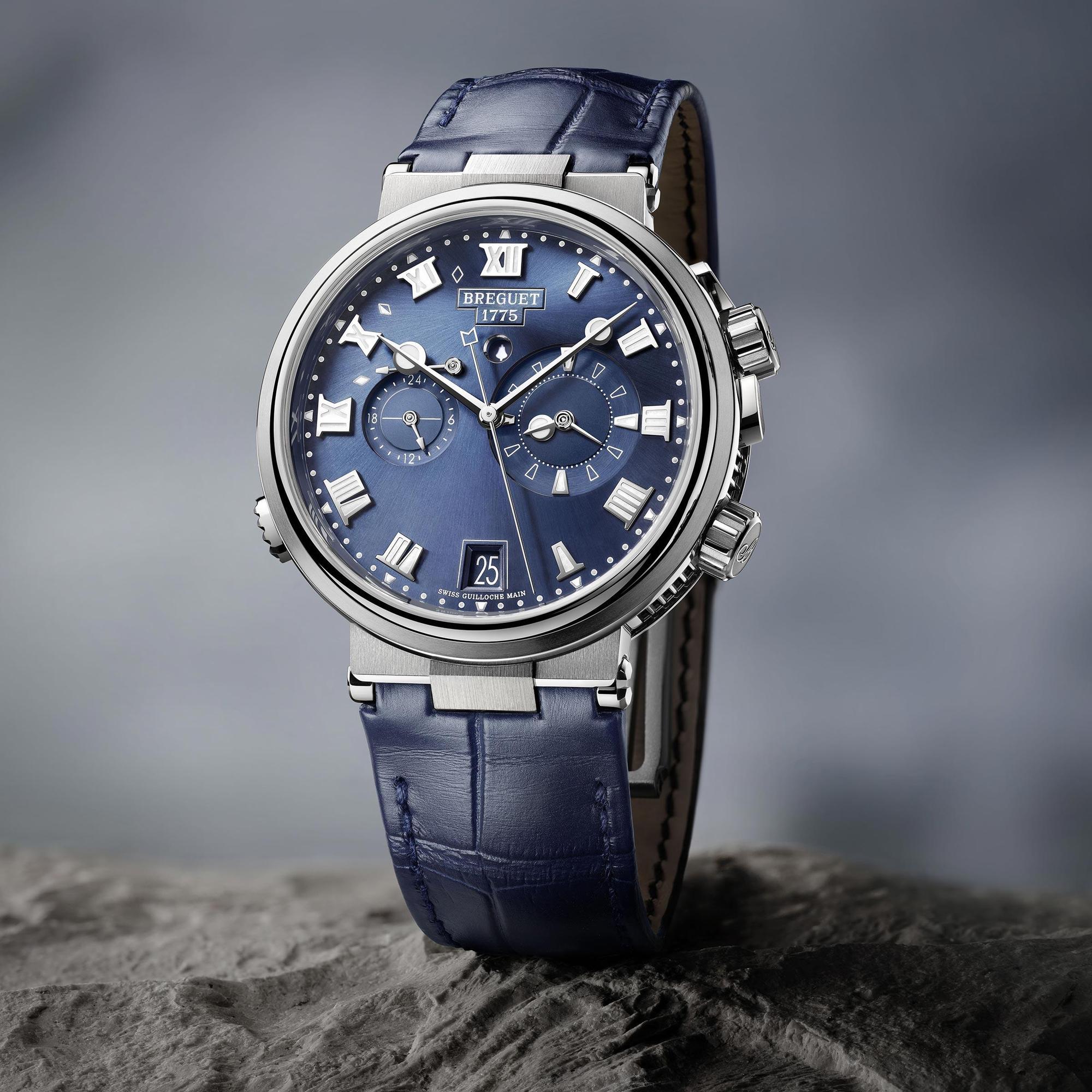 Marine Alarme Musicale 5547，40mm鈦金屬錶殼，裝載519F/1自動上鏈機芯，搭配藍色鱷魚皮錶帶，建議售價NT$922,000。