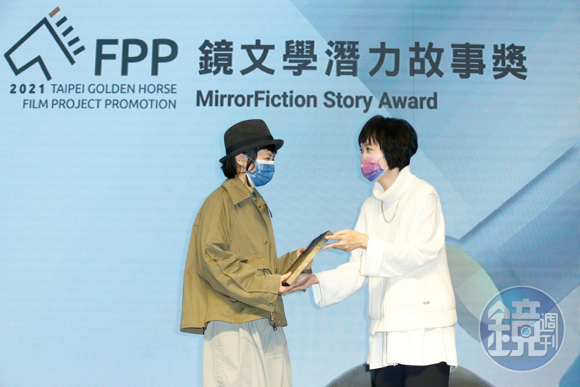 《天橋上的魔術師》導演楊雅喆著墨男女情愛新作《不只是朋友》奪得鏡文學潛力故事獎，由鏡文學總經理暨總編輯董成瑜頒獎。