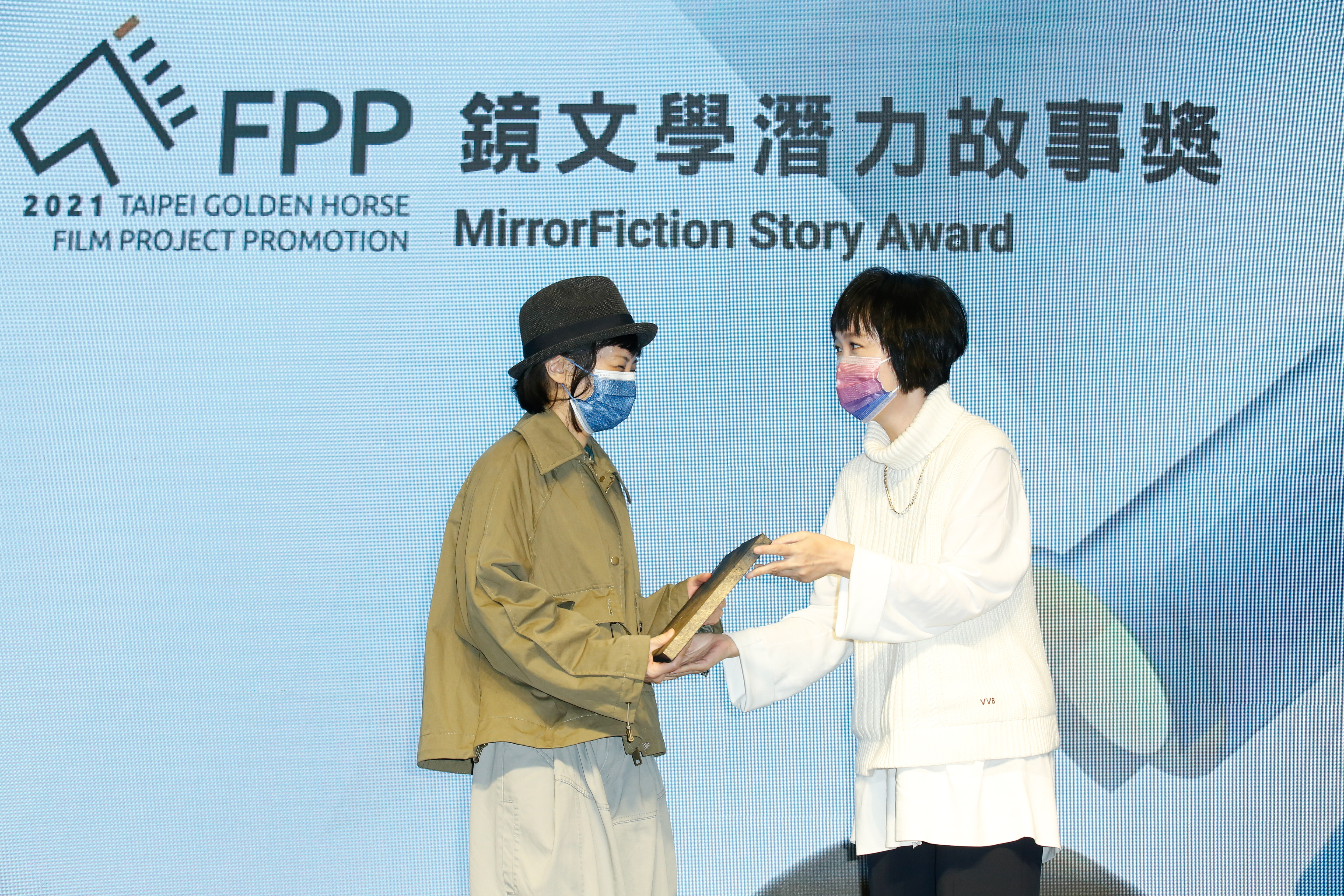 《天橋上的魔術師》導演楊雅喆著墨男女情愛新作《不只是朋友》奪得鏡文學潛力故事獎，由鏡文學總經理暨總編輯董成瑜頒獎。