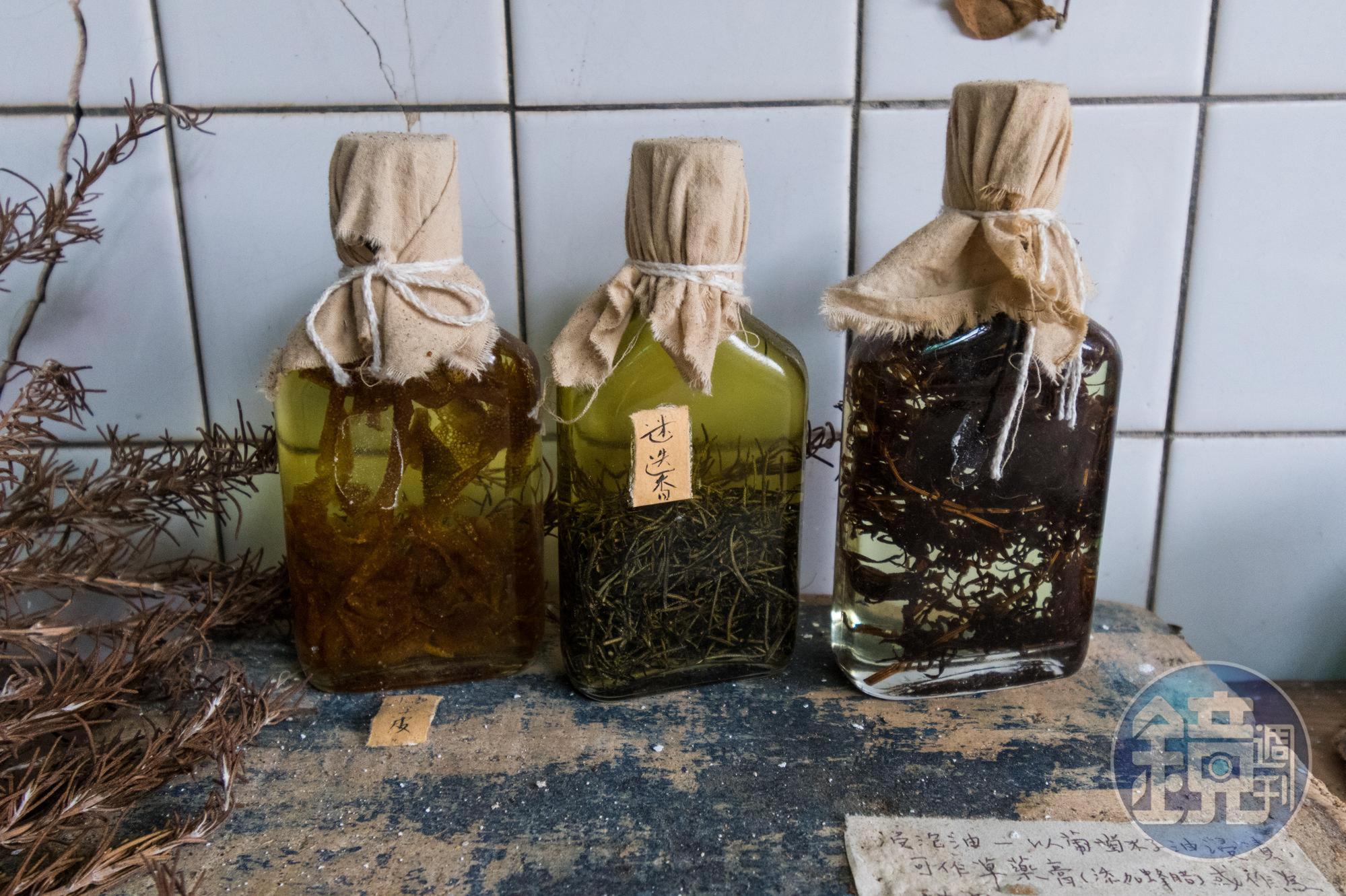 空屋裡擺放瓶瓶罐罐，將藥草以葡萄籽油浸漬。