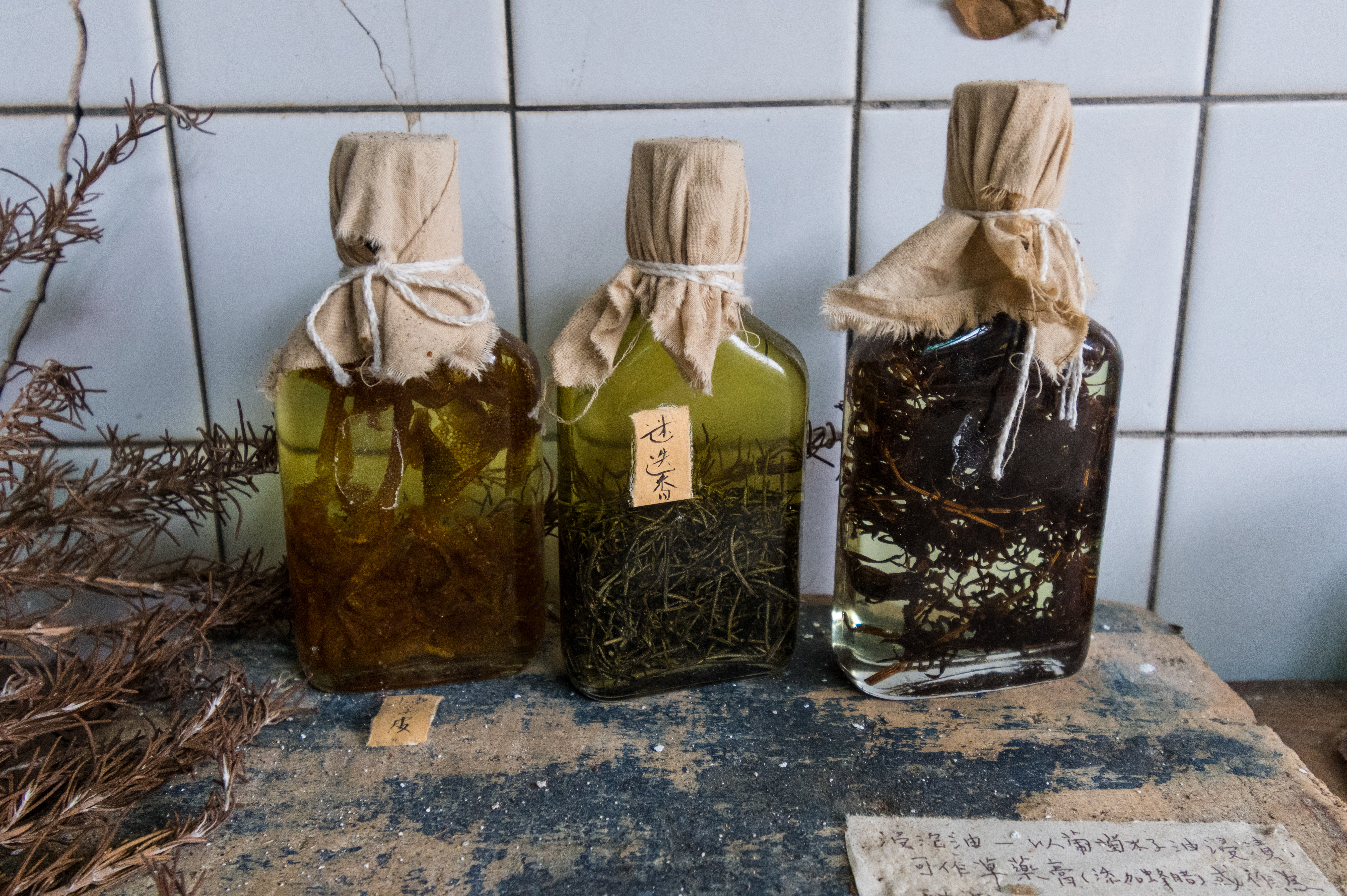 空屋裡擺放瓶瓶罐罐，將藥草以葡萄籽油浸漬。