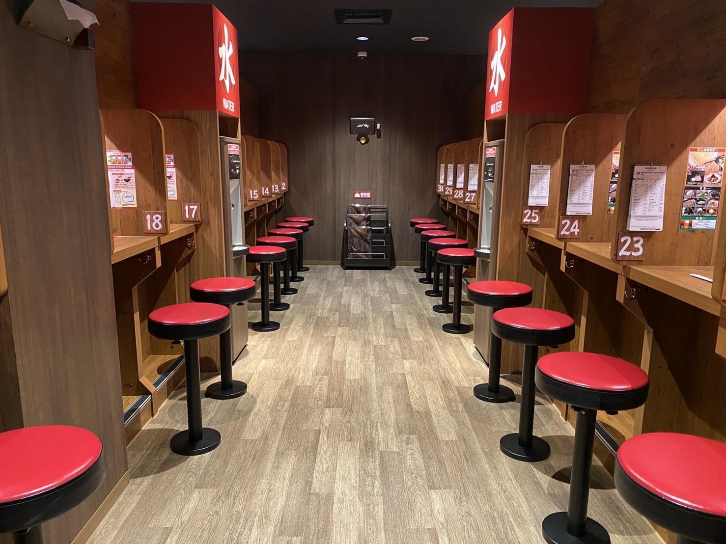 李來希批評一蘭拉麵「這麼沒有品味的用餐環境，需要搶著排隊嗎？」（翻攝自一蘭拉麵官網）