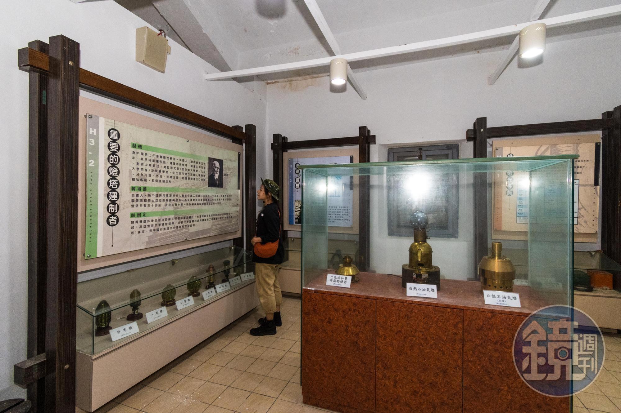 辦公廳舍現改建為展示空間，開放遊客參觀，陳列了歷代燈塔守使用過的舊煤油燈、 航海圖等文物。